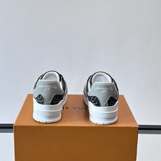 驴家 新配色 trainer运动鞋,本款 LV Trainer 运动鞋取材柔软粒面小牛皮,呈现纯净色调,后部#54标识追 驴家 新配色 trainer运动鞋,本款 LV Trainer 运动鞋取材柔软粒面小牛皮,呈现纯净色调,后部#54标识追