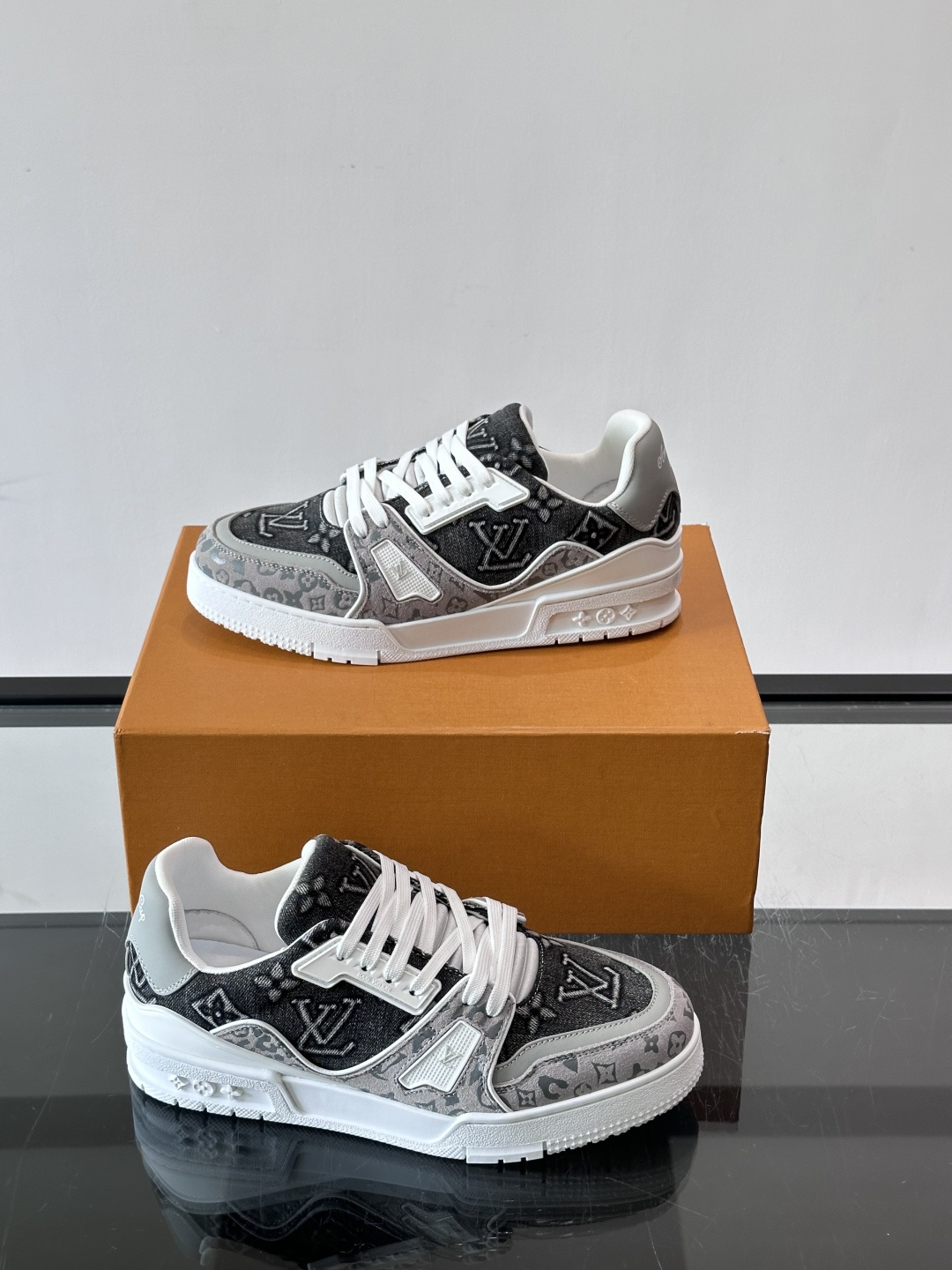 驴家 新配色 trainer运动鞋,本款 LV Trainer 运动鞋取材柔软粒面小牛皮,呈现纯净色调,后部#54标识追 驴家 新配色 trainer运动鞋,本款 LV Trainer 运动鞋取材柔软粒面小牛皮,呈现纯净色调,后部#54标识追