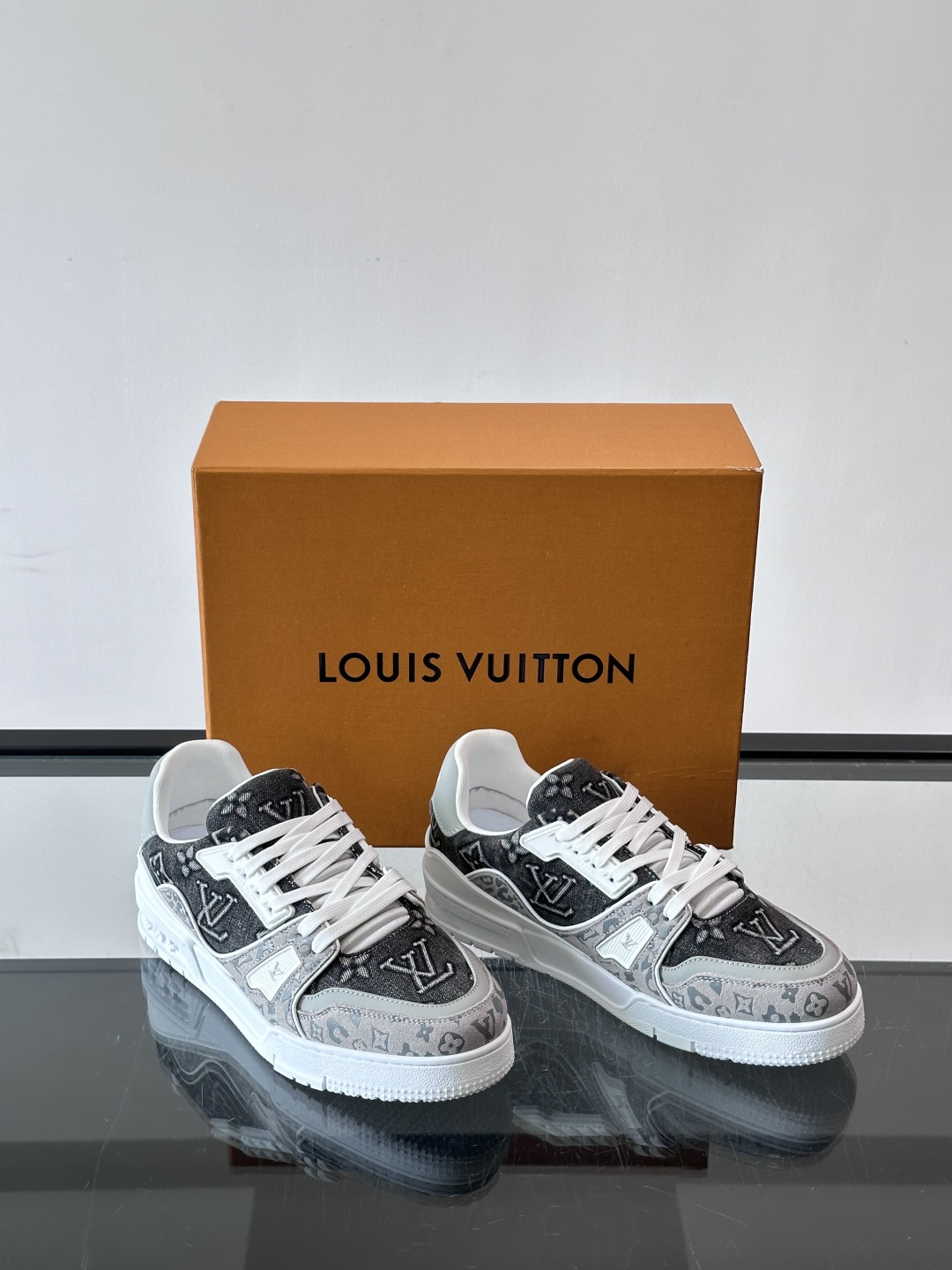 驴家 新配色 trainer运动鞋,本款 LV Trainer 运动鞋取材柔软粒面小牛皮,呈现纯净色调,后部#54标识追 驴家 新配色 trainer运动鞋,本款 LV Trainer 运动鞋取材柔软粒面小牛皮,呈现纯净色调,后部#54标识追