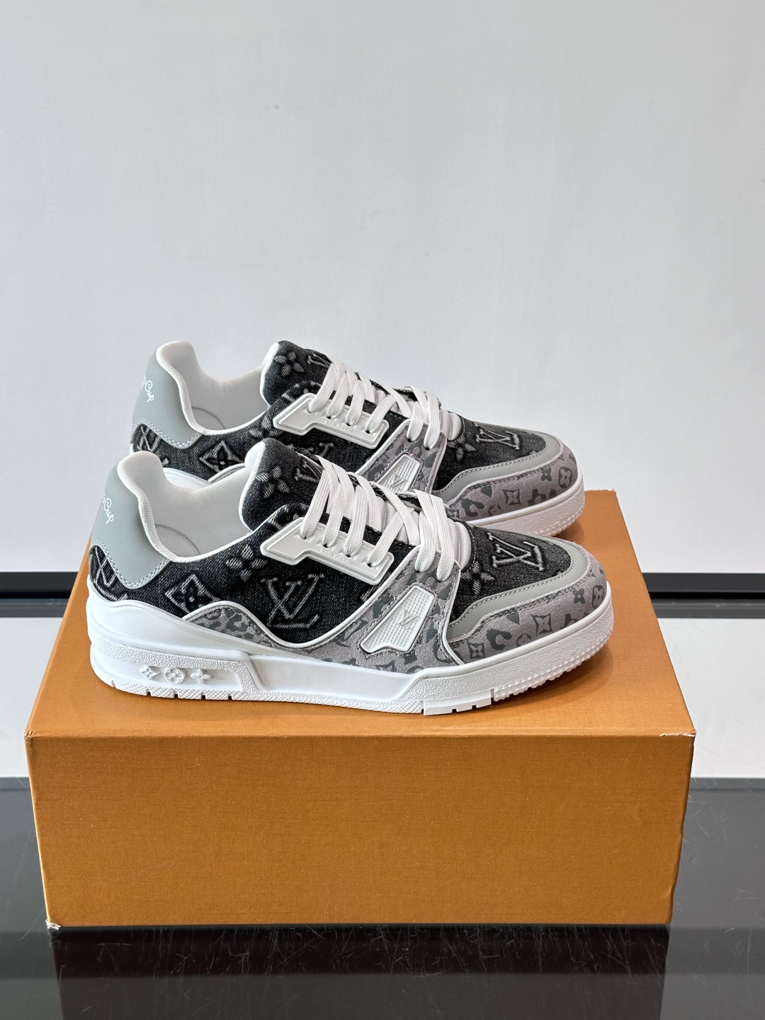 驴家 新配色 trainer运动鞋,本款 LV Trainer 运动鞋取材柔软粒面小牛皮,呈现纯净色调,后部#54标识追 驴家 新配色 trainer运动鞋,本款 LV Trainer 运动鞋取材柔软粒面小牛皮,呈现纯净色调,后部#54标识追