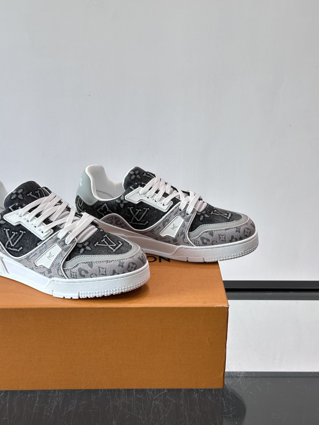 驴家 新配色 trainer运动鞋,本款 LV Trainer 运动鞋取材柔软粒面小牛皮,呈现纯净色调,后部#54标识追 驴家 新配色 trainer运动鞋,本款 LV Trainer 运动鞋取材柔软粒面小牛皮,呈现纯净色调,后部#54标识追