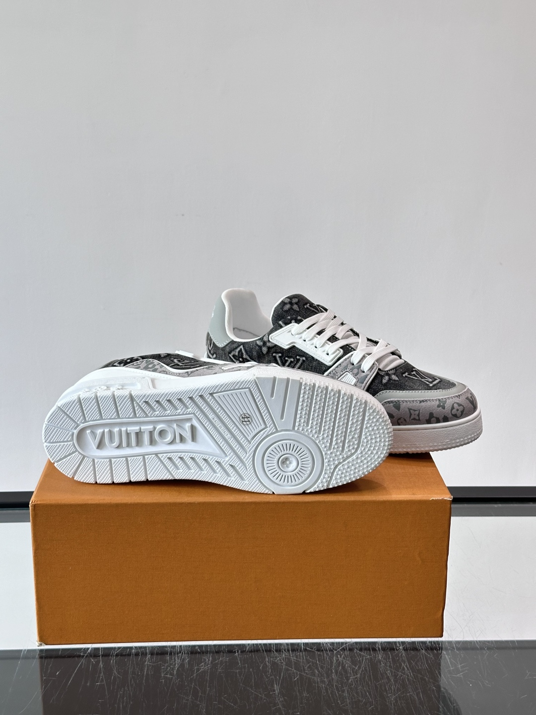 驴家 新配色 trainer运动鞋,本款 LV Trainer 运动鞋取材柔软粒面小牛皮,呈现纯净色调,后部#54标识追 驴家 新配色 trainer运动鞋,本款 LV Trainer 运动鞋取材柔软粒面小牛皮,呈现纯净色调,后部#54标识追