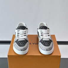 驴家 新配色 trainer运动鞋,本款 LV Trainer 运动鞋取材柔软粒面小牛皮,呈现纯净色调,后部#54标识追 驴家 新配色 trainer运动鞋,本款 LV Trainer 运动鞋取材柔软粒面小牛皮,呈现纯净色调,后部#54标识追