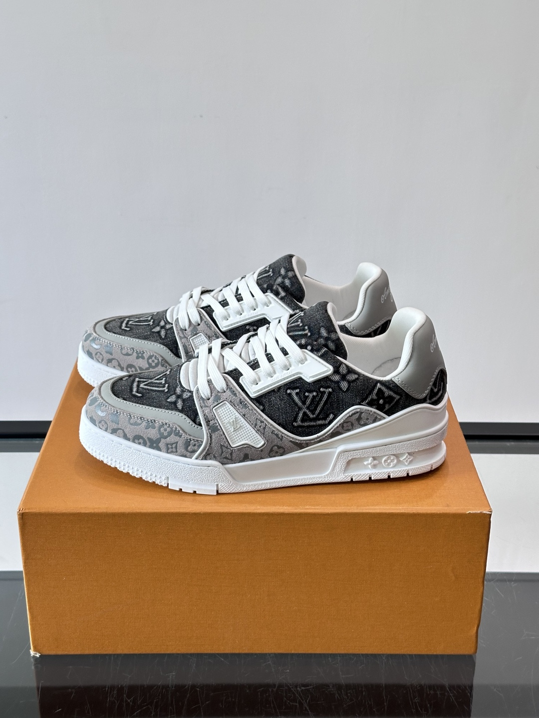 驴家 新配色 trainer运动鞋,本款 LV Trainer 运动鞋取材柔软粒面小牛皮,呈现纯净色调,后部#54标识追 驴家 新配色 trainer运动鞋,本款 LV Trainer 运动鞋取材柔软粒面小牛皮,呈现纯净色调,后部#54标识追
