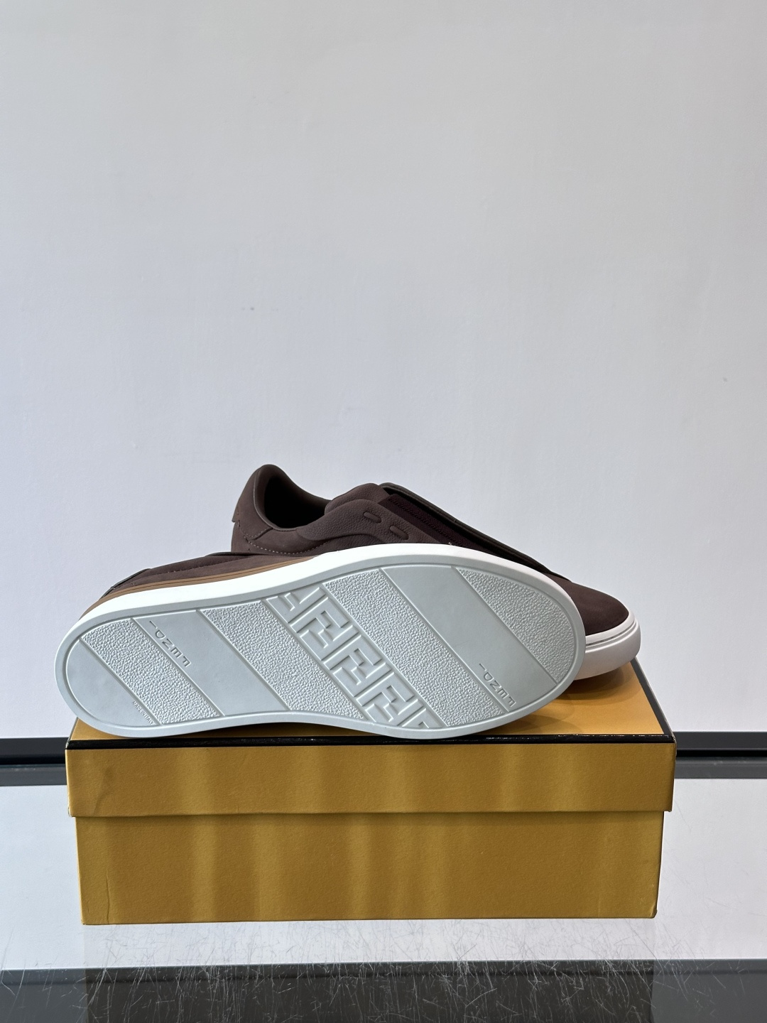 FENDI 休闲😎运动鞋​​ 👟，简约低调，鞋面柔软麂皮+深棕织物拼接，质感满分！橡胶鞋底，舒适又耐磨，日常穿搭超百搭✨
