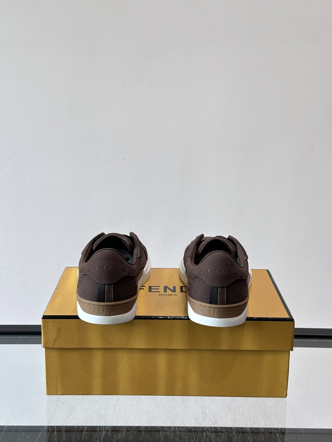 FENDI 休闲😎运动鞋​​ 👟，简约低调，鞋面柔软麂皮+深棕织物拼接，质感满分！橡胶鞋底，舒适又耐磨，日常穿搭超百搭✨