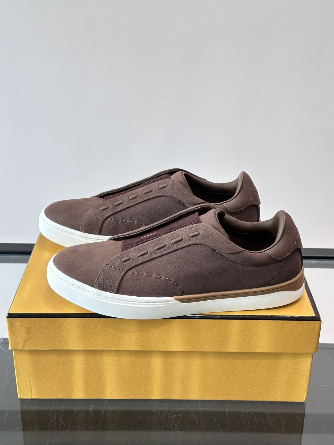 FENDI 休闲😎运动鞋​​ 👟，简约低调，鞋面柔软麂皮+深棕织物拼接，质感满分！橡胶鞋底，舒适又耐磨，日常穿搭超百搭✨