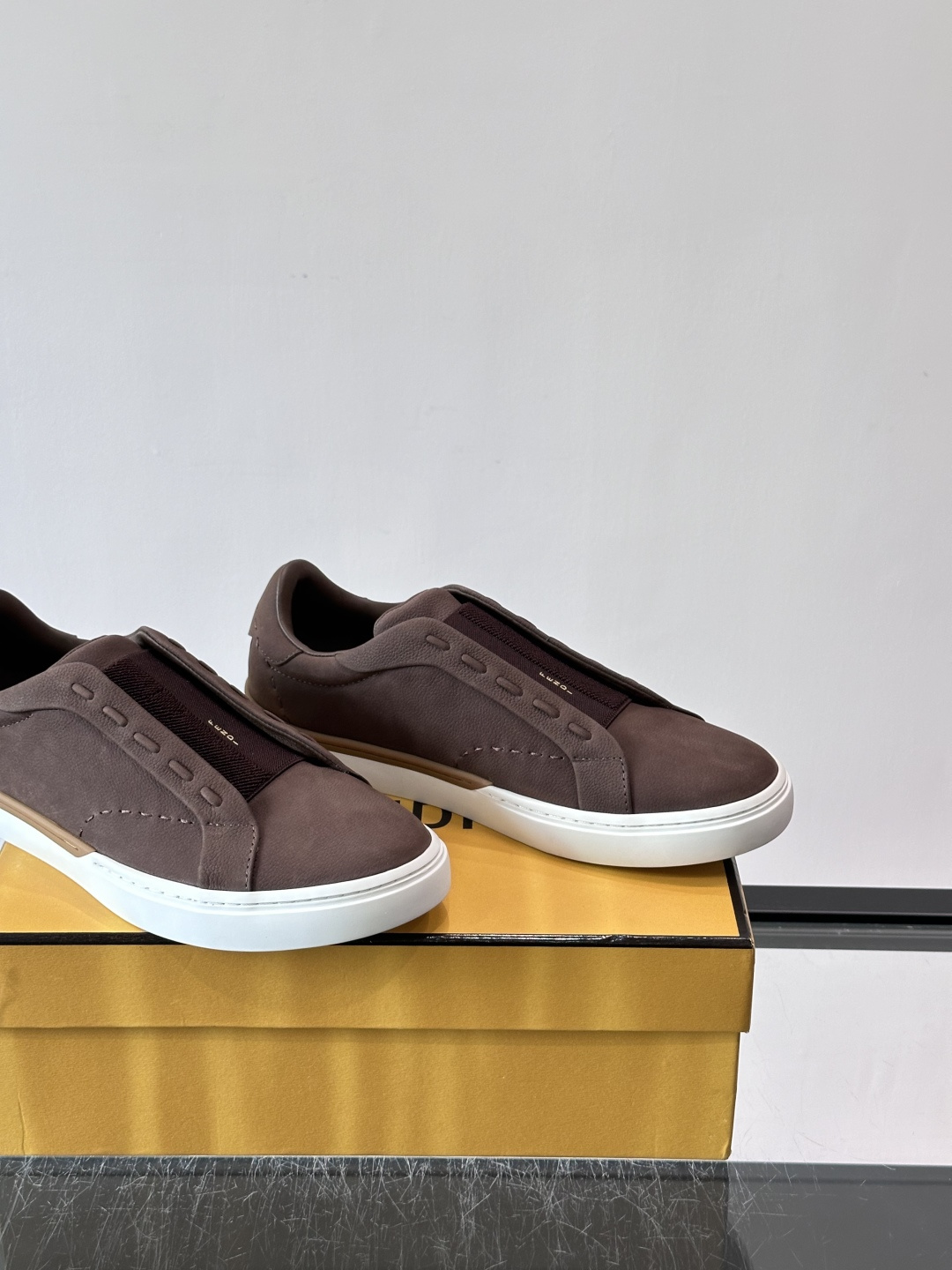 FENDI 休闲😎运动鞋​​ 👟，简约低调，鞋面柔软麂皮+深棕织物拼接，质感满分！橡胶鞋底，舒适又耐磨，日常穿搭超百搭✨