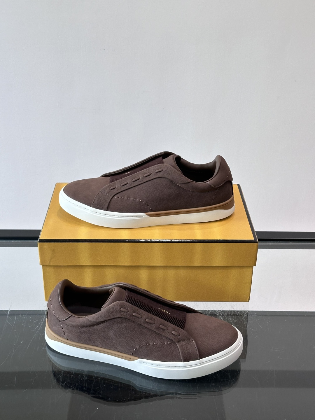 FENDI 休闲😎运动鞋​​ 👟，简约低调，鞋面柔软麂皮+深棕织物拼接，质感满分！橡胶鞋底，舒适又耐磨，日常穿搭超百搭✨