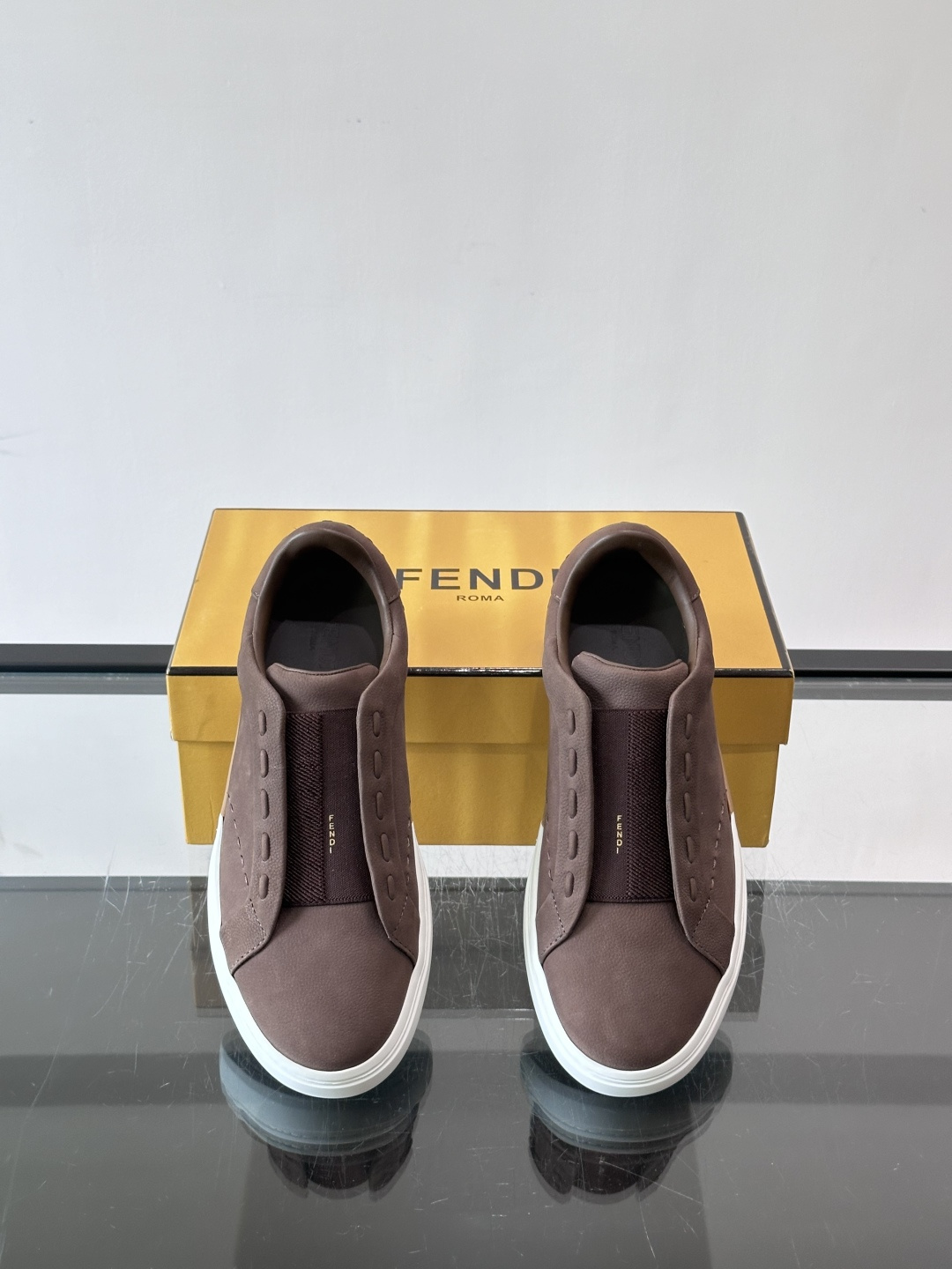 FENDI 休闲😎运动鞋​​ 👟，简约低调，鞋面柔软麂皮+深棕织物拼接，质感满分！橡胶鞋底，舒适又耐磨，日常穿搭超百搭✨
