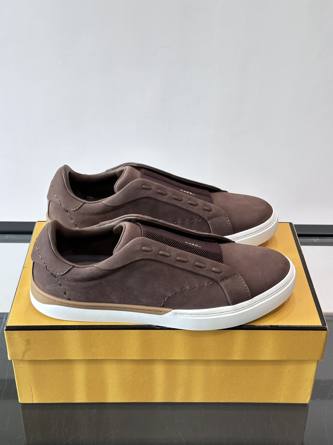FENDI 休闲😎运动鞋 👟,简约低调,鞋面柔软麂皮+深棕织物拼接,质感满分!橡胶鞋底,舒适又耐磨,日常穿搭超百搭✨ FENDI 休闲😎运动鞋 👟,简约低调,鞋面柔软麂皮+深棕织物拼接,质感满分!橡胶鞋底,舒适又耐磨,日常穿搭超百搭✨