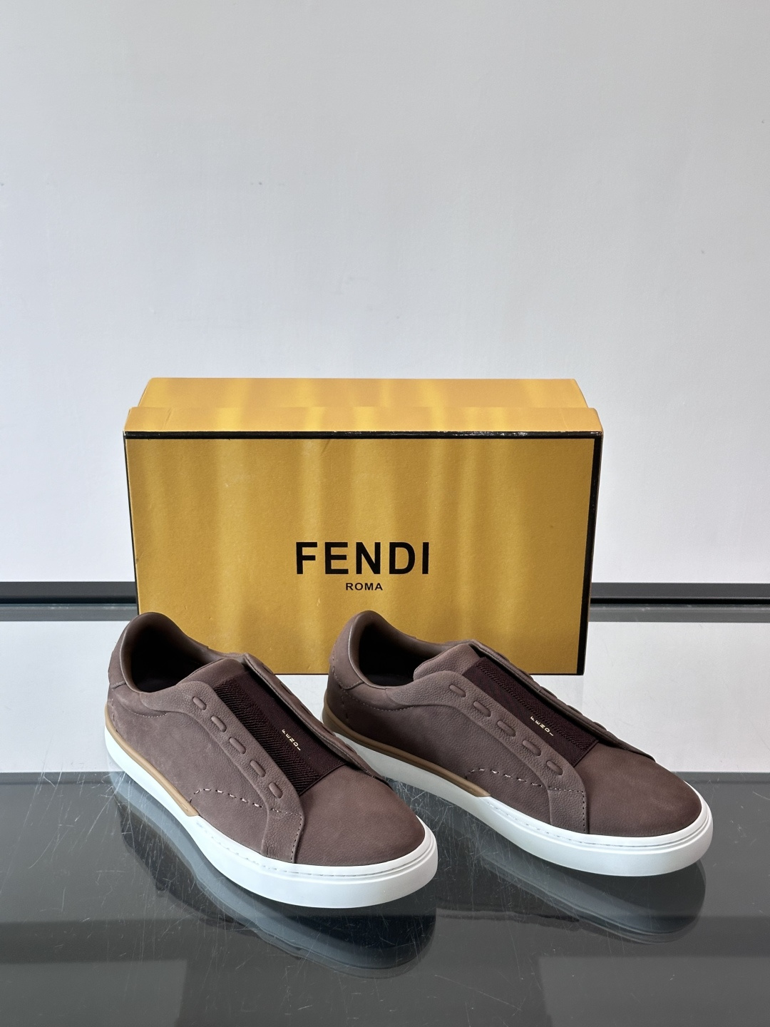 FENDI 休闲😎运动鞋​​ 👟，简约低调，鞋面柔软麂皮+深棕织物拼接，质感满分！橡胶鞋底，舒适又耐磨，日常穿搭超百搭✨