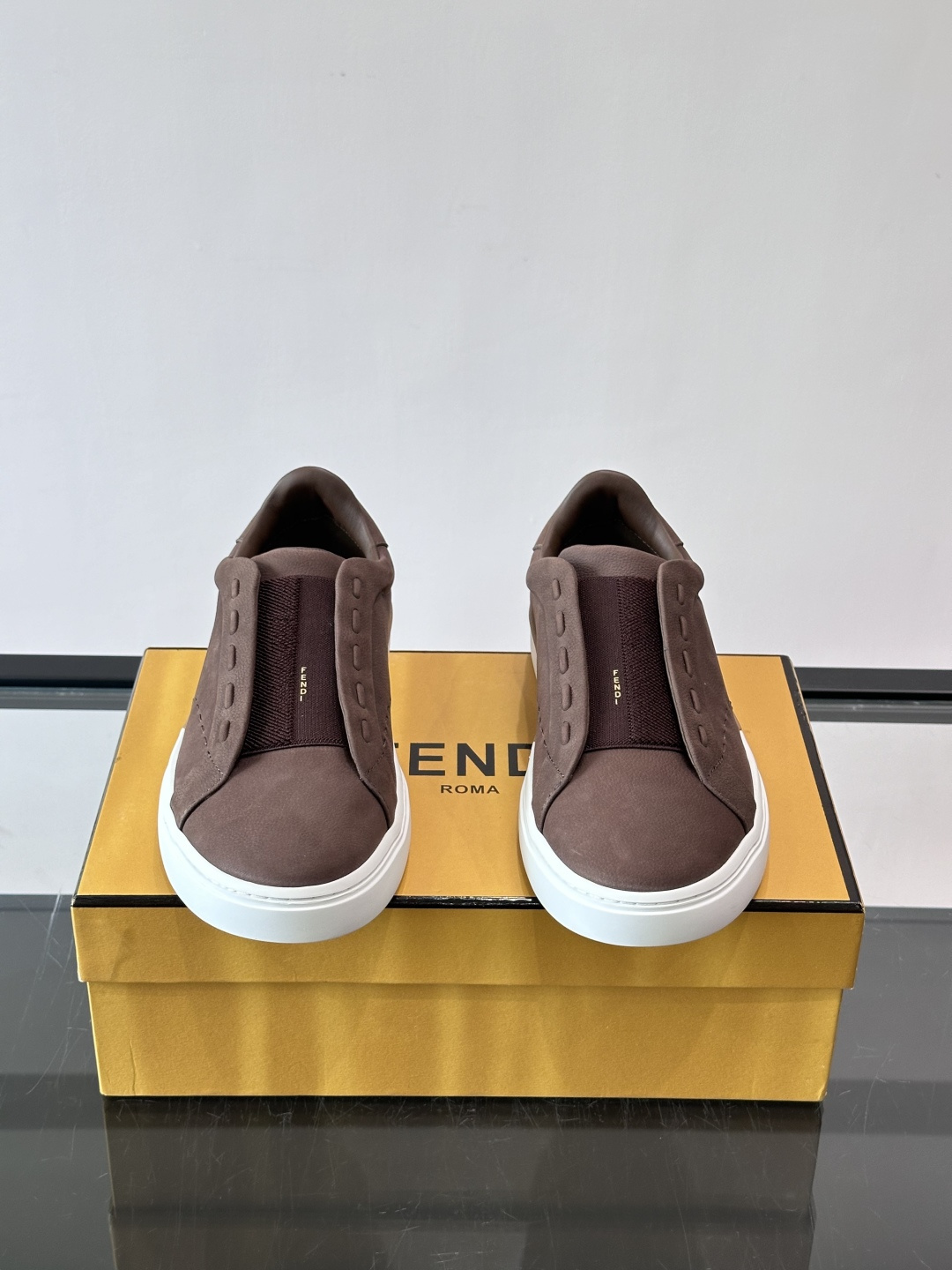 FENDI 休闲😎运动鞋​​ 👟，简约低调，鞋面柔软麂皮+深棕织物拼接，质感满分！橡胶鞋底，舒适又耐磨，日常穿搭超百搭✨