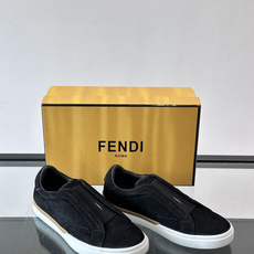 FENDI 休闲😎运动鞋 👟,简约低调,鞋面柔软麂皮+深棕织物拼接,质感满分!橡胶鞋底,舒适又耐磨,日常穿搭超百搭✨ FENDI 休闲😎运动鞋 👟,简约低调,鞋面柔软麂皮+深棕织物拼接,质感满分!橡胶鞋底,舒适又耐磨,日常穿搭超百搭✨