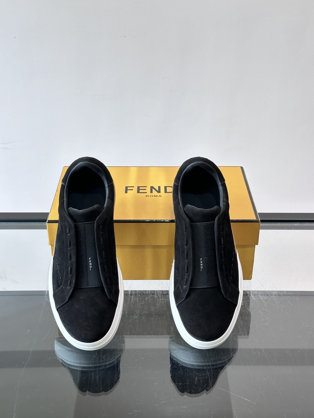 FENDI 休闲😎运动鞋 👟,简约低调,鞋面柔软麂皮+深棕织物拼接,质感满分!橡胶鞋底,舒适又耐磨,日常穿搭超百搭✨ FENDI 休闲😎运动鞋 👟,简约低调,鞋面柔软麂皮+深棕织物拼接,质感满分!橡胶鞋底,舒适又耐磨,日常穿搭超百搭✨