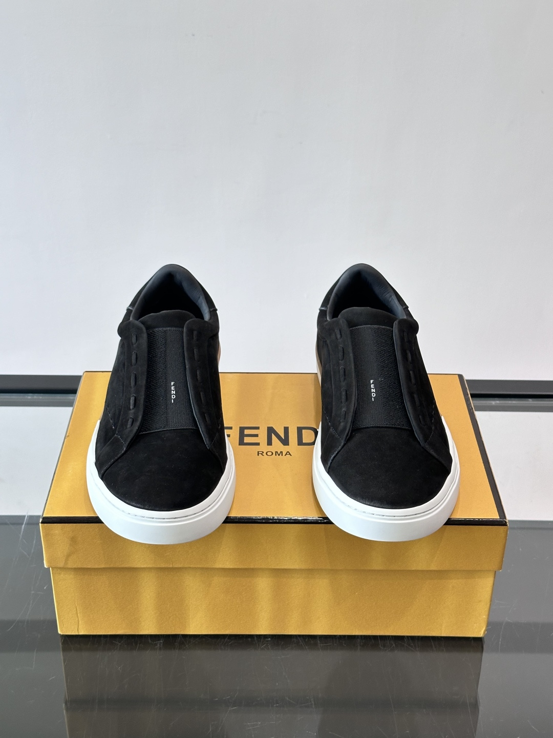 FENDI 休闲😎运动鞋 👟,简约低调,鞋面柔软麂皮+深棕织物拼接,质感满分!橡胶鞋底,舒适又耐磨,日常穿搭超百搭✨ FENDI 休闲😎运动鞋 👟,简约低调,鞋面柔软麂皮+深棕织物拼接,质感满分!橡胶鞋底,舒适又耐磨,日常穿搭超百搭✨