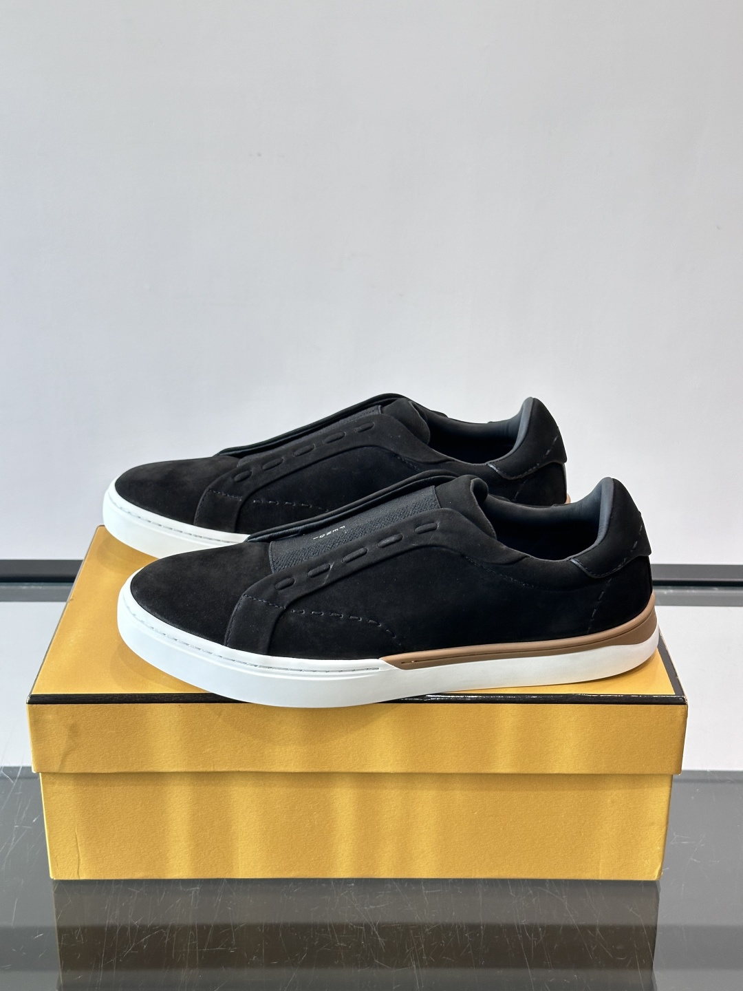 FENDI 休闲😎运动鞋 👟,简约低调,鞋面柔软麂皮+深棕织物拼接,质感满分!橡胶鞋底,舒适又耐磨,日常穿搭超百搭✨ FENDI 休闲😎运动鞋 👟,简约低调,鞋面柔软麂皮+深棕织物拼接,质感满分!橡胶鞋底,舒适又耐磨,日常穿搭超百搭✨