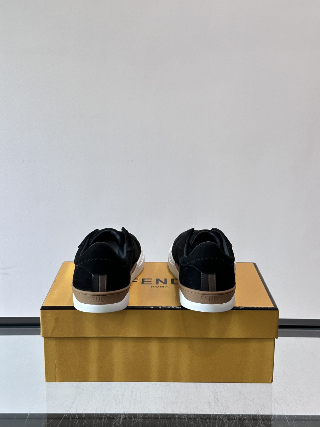 FENDI 休闲😎运动鞋 👟,简约低调,鞋面柔软麂皮+深棕织物拼接,质感满分!橡胶鞋底,舒适又耐磨,日常穿搭超百搭✨ FENDI 休闲😎运动鞋 👟,简约低调,鞋面柔软麂皮+深棕织物拼接,质感满分!橡胶鞋底,舒适又耐磨,日常穿搭超百搭✨