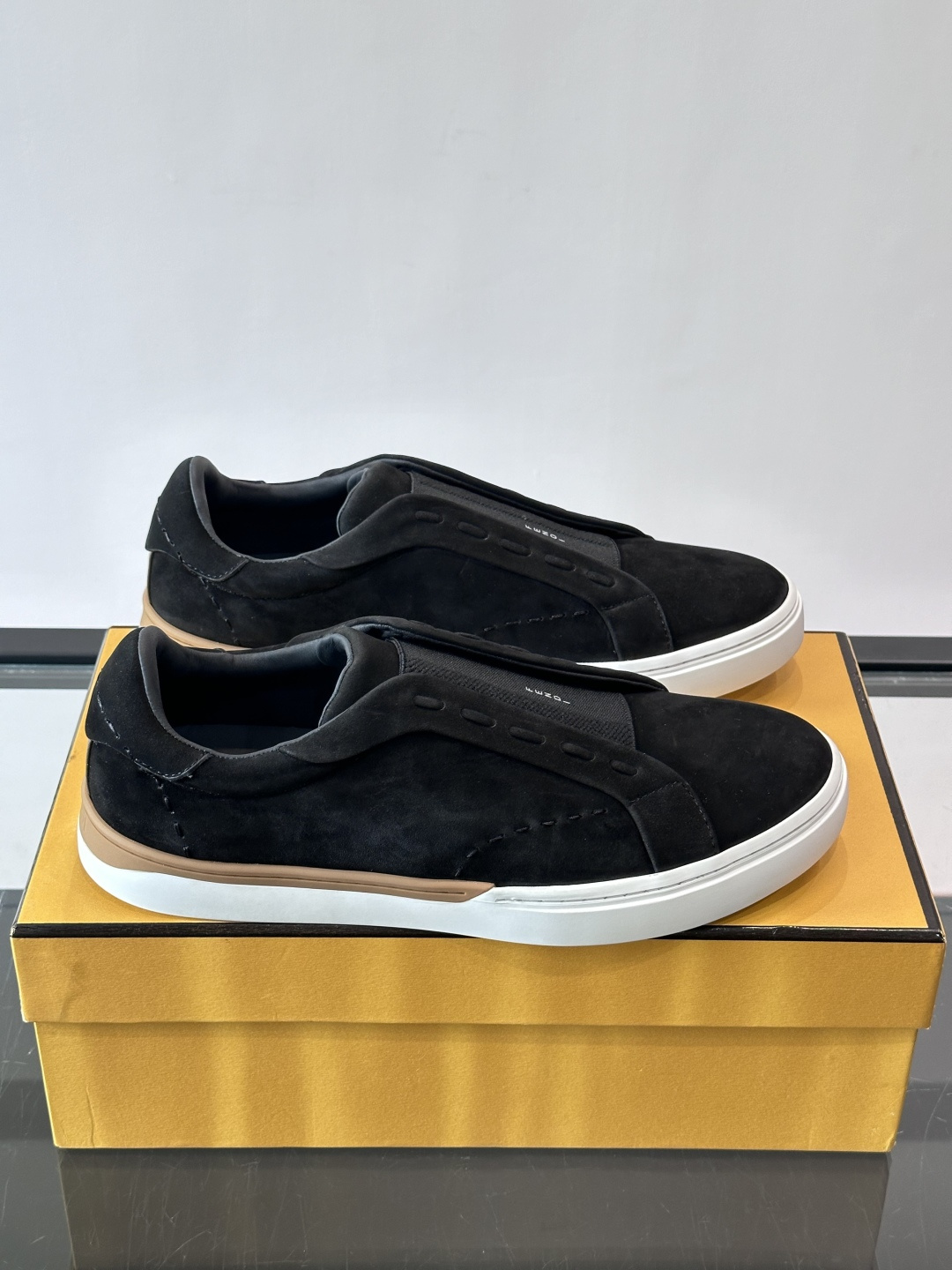 FENDI 休闲😎运动鞋 👟,简约低调,鞋面柔软麂皮+深棕织物拼接,质感满分!橡胶鞋底,舒适又耐磨,日常穿搭超百搭✨ FENDI 休闲😎运动鞋 👟,简约低调,鞋面柔软麂皮+深棕织物拼接,质感满分!橡胶鞋底,舒适又耐磨,日常穿搭超百搭✨