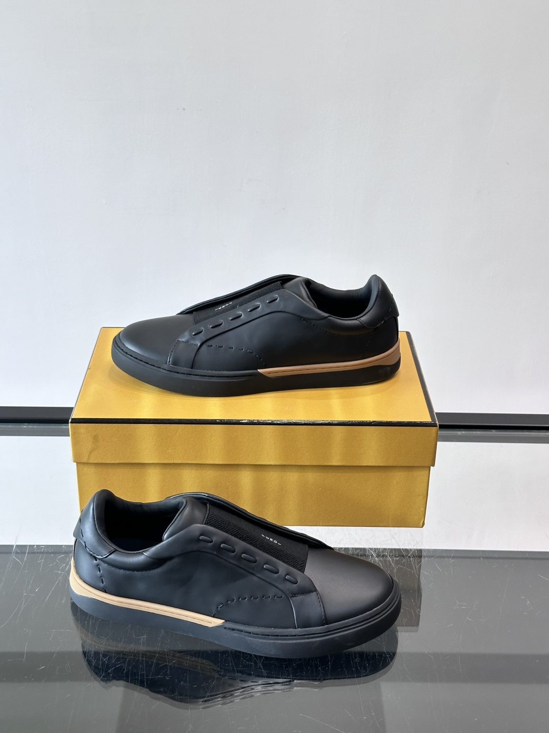 FENDI 休闲😎运动鞋​​ 👟，简约低调，鞋面柔软麂皮+深棕织物拼接，质感满分！橡胶鞋底，舒适又耐磨，日常穿搭超百搭✨