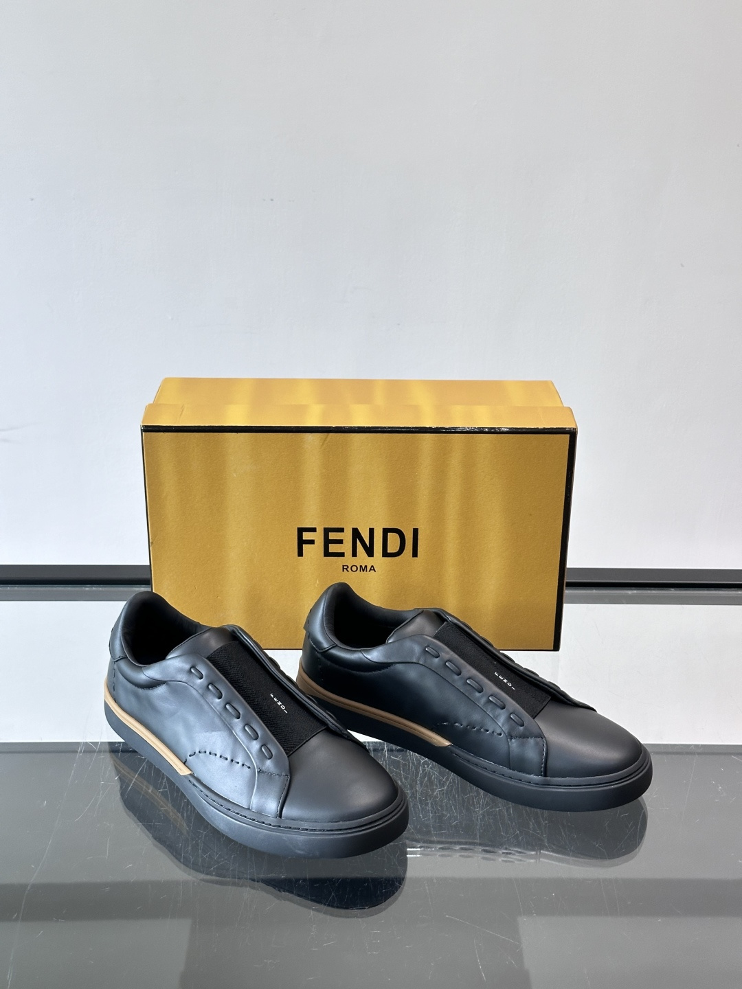 FENDI 休闲😎运动鞋​​ 👟，简约低调，鞋面柔软麂皮+深棕织物拼接，质感满分！橡胶鞋底，舒适又耐磨，日常穿搭超百搭✨