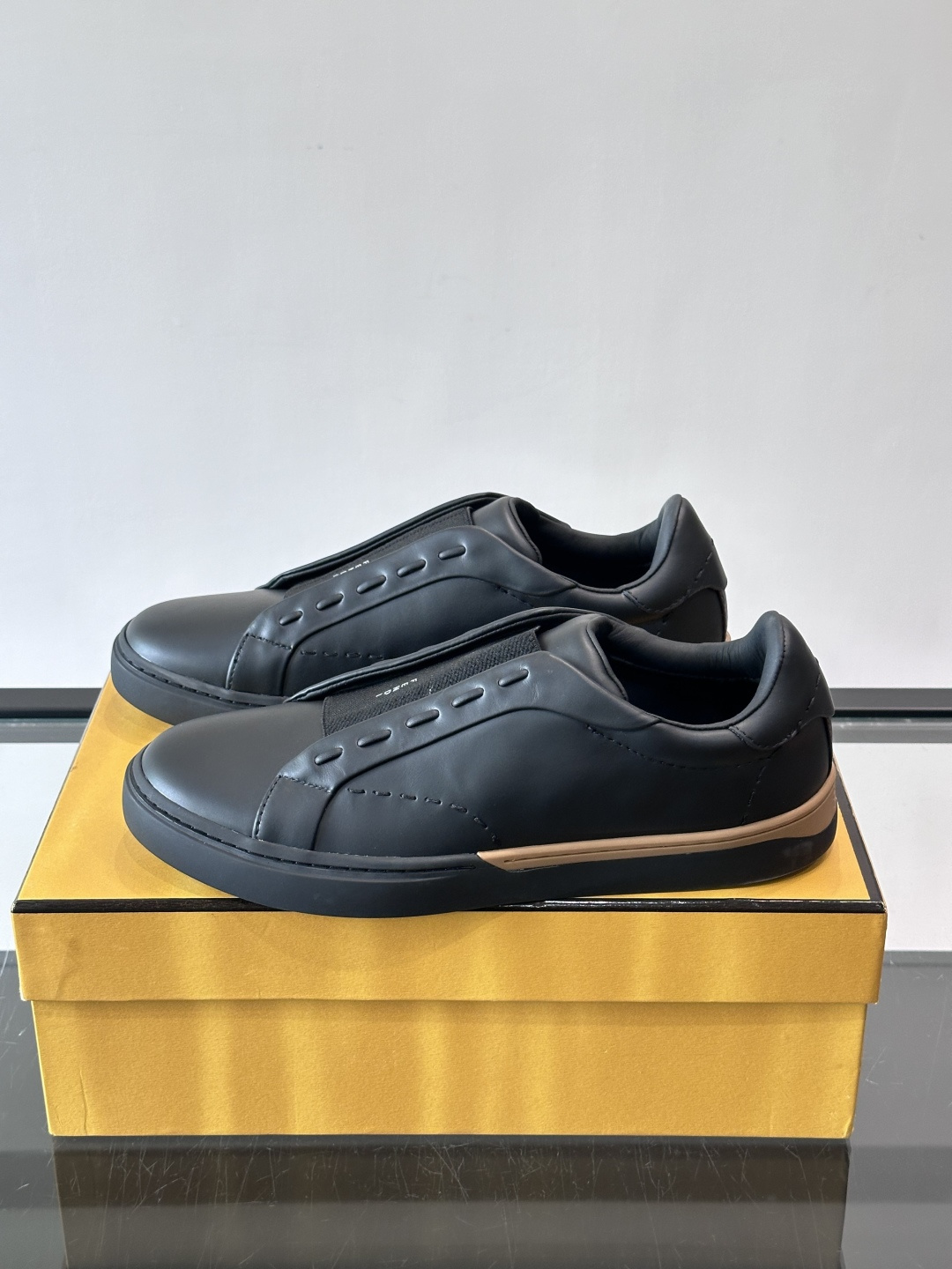 FENDI 休闲😎运动鞋​​ 👟，简约低调，鞋面柔软麂皮+深棕织物拼接，质感满分！橡胶鞋底，舒适又耐磨，日常穿搭超百搭✨