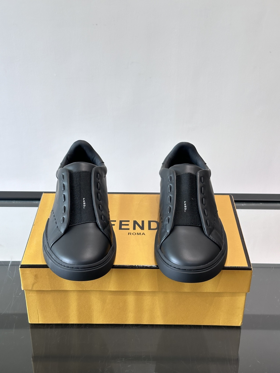 FENDI 休闲😎运动鞋​​ 👟，简约低调，鞋面柔软麂皮+深棕织物拼接，质感满分！橡胶鞋底，舒适又耐磨，日常穿搭超百搭✨