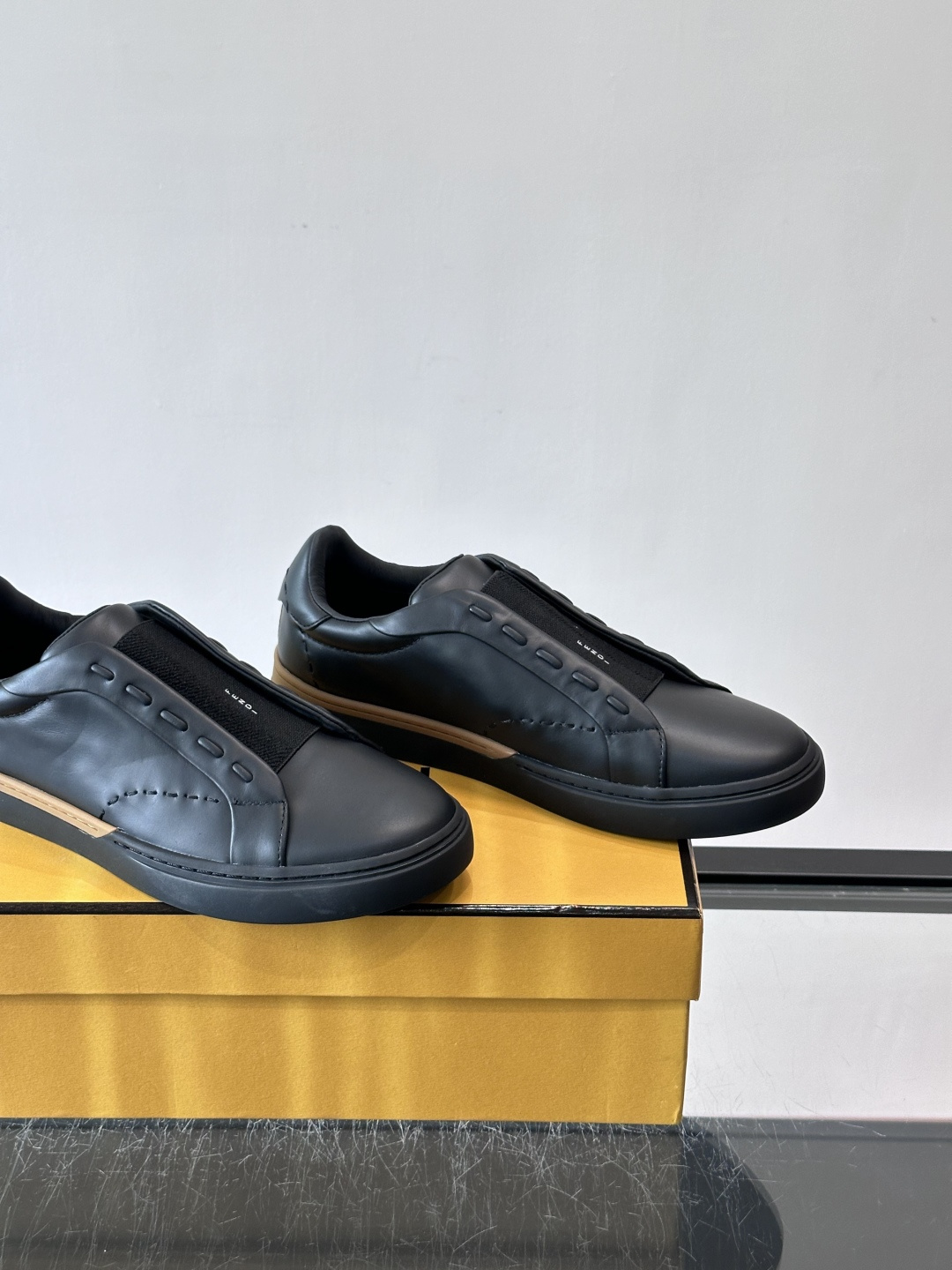 FENDI 休闲😎运动鞋​​ 👟，简约低调，鞋面柔软麂皮+深棕织物拼接，质感满分！橡胶鞋底，舒适又耐磨，日常穿搭超百搭✨