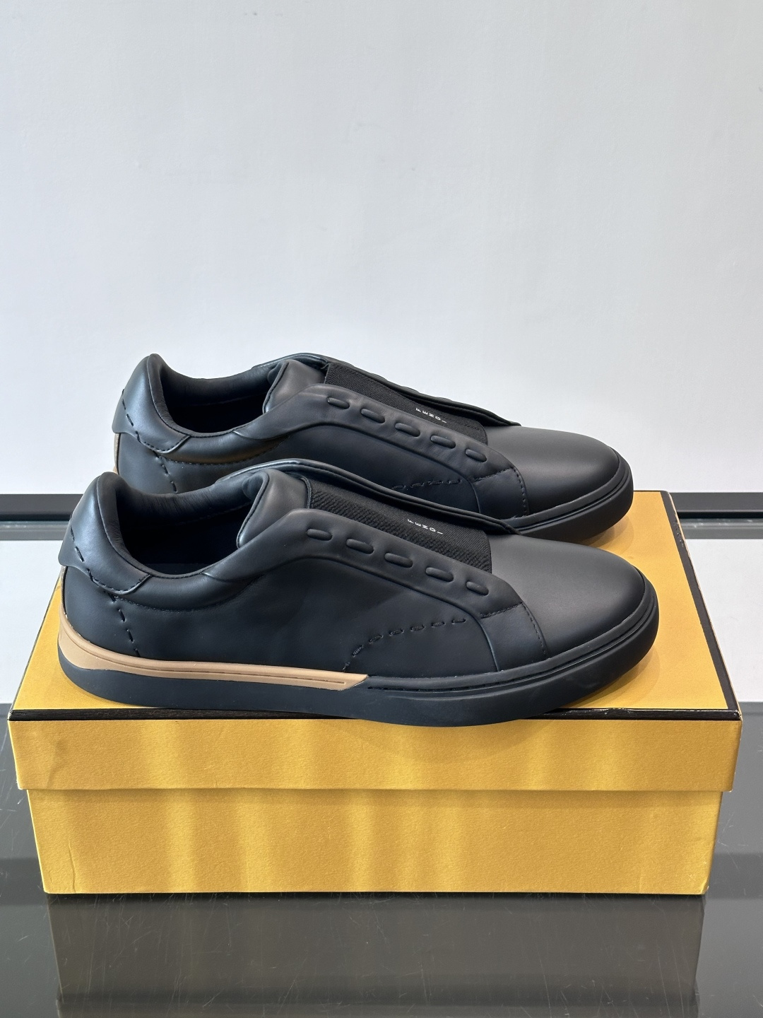 FENDI 休闲😎运动鞋 👟,简约低调,鞋面柔软麂皮+深棕织物拼接,质感满分!橡胶鞋底,舒适又耐磨,日常穿搭超百搭✨ FENDI 休闲😎运动鞋 👟,简约低调,鞋面柔软麂皮+深棕织物拼接,质感满分!橡胶鞋底,舒适又耐磨,日常穿搭超百搭✨
