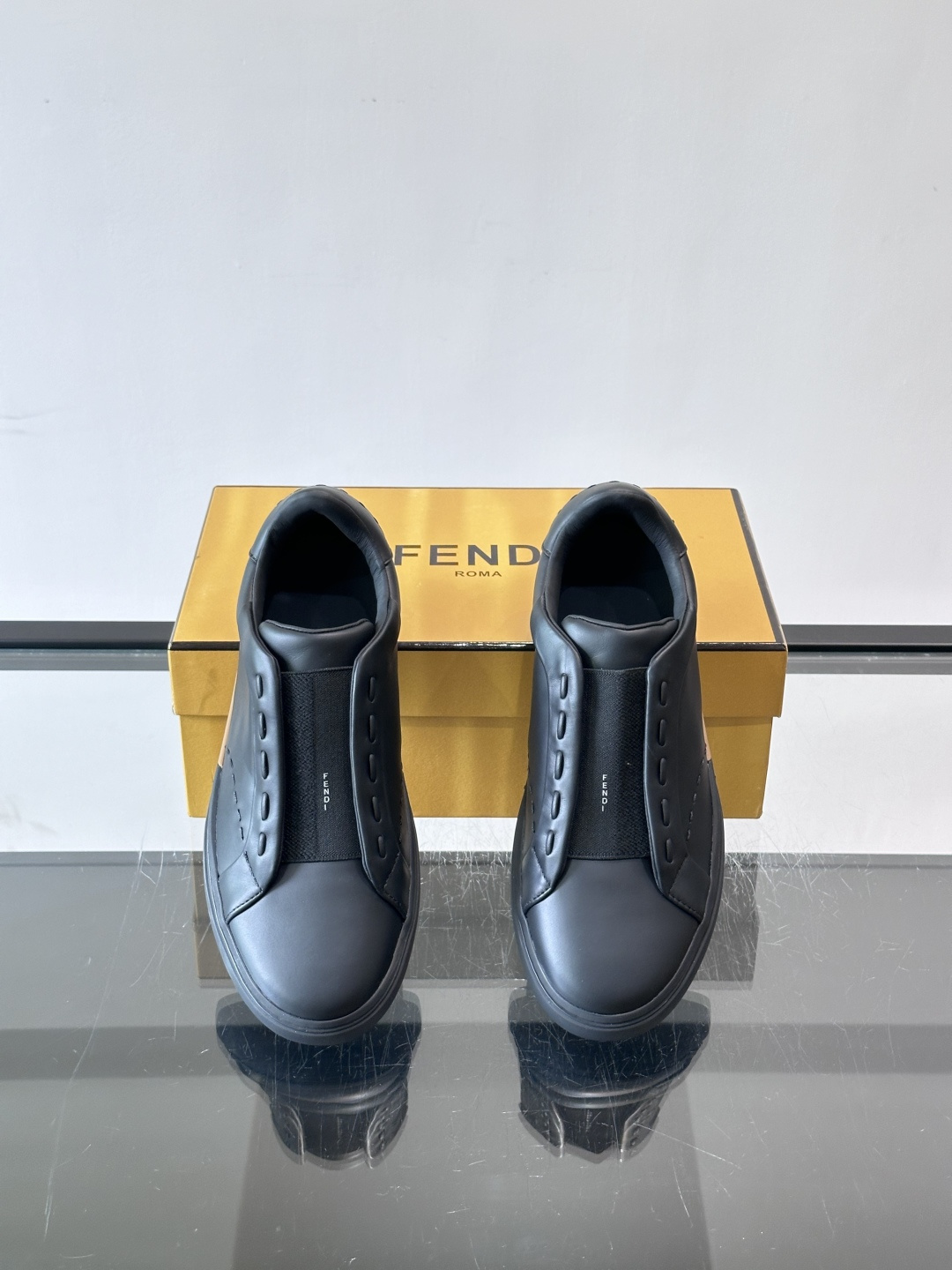 FENDI 休闲😎运动鞋​​ 👟，简约低调，鞋面柔软麂皮+深棕织物拼接，质感满分！橡胶鞋底，舒适又耐磨，日常穿搭超百搭✨