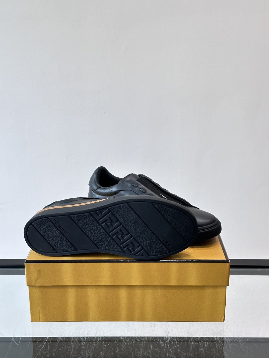 FENDI 休闲😎运动鞋​​ 👟，简约低调，鞋面柔软麂皮+深棕织物拼接，质感满分！橡胶鞋底，舒适又耐磨，日常穿搭超百搭✨