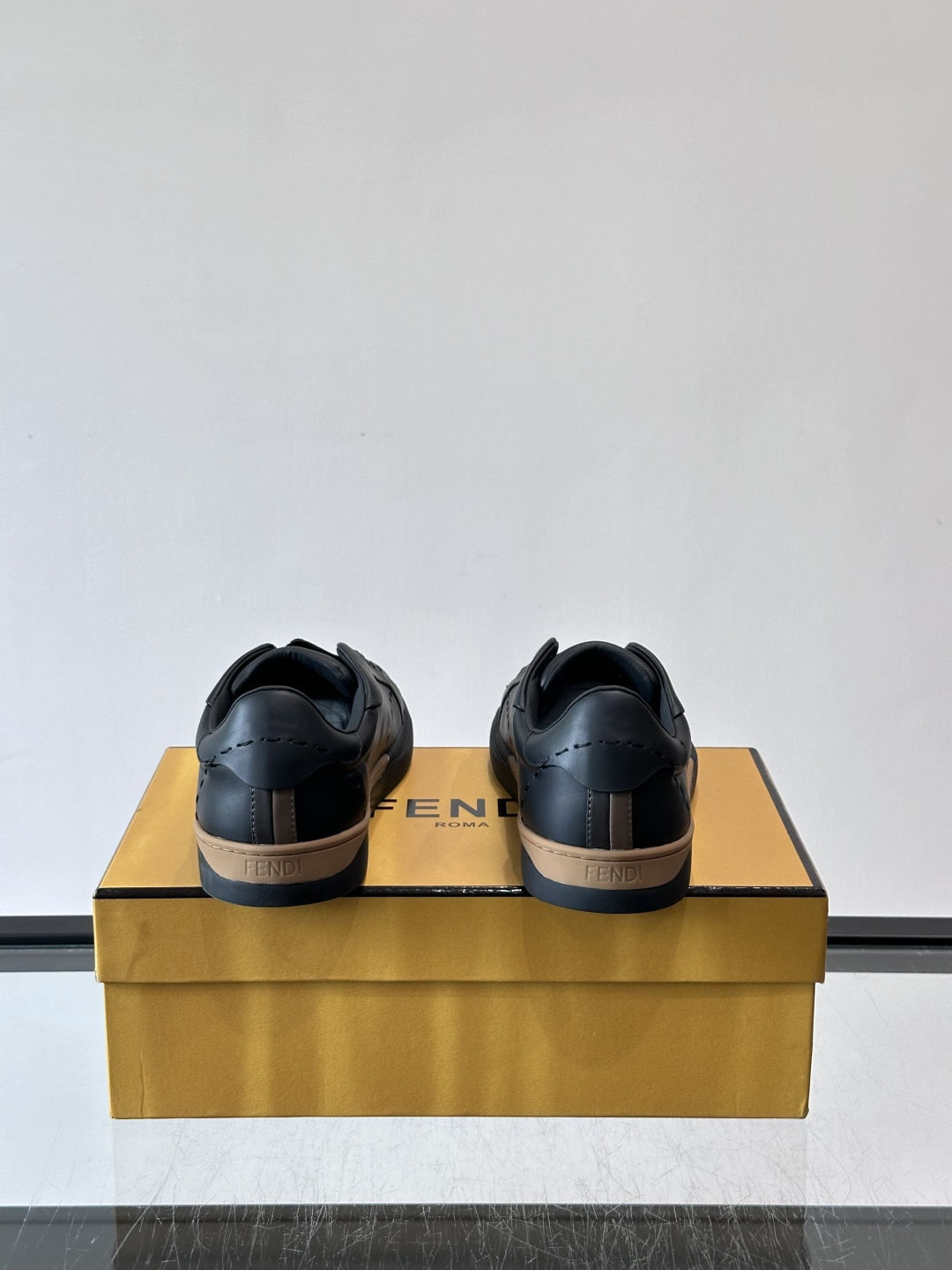 FENDI 休闲😎运动鞋​​ 👟，简约低调，鞋面柔软麂皮+深棕织物拼接，质感满分！橡胶鞋底，舒适又耐磨，日常穿搭超百搭✨