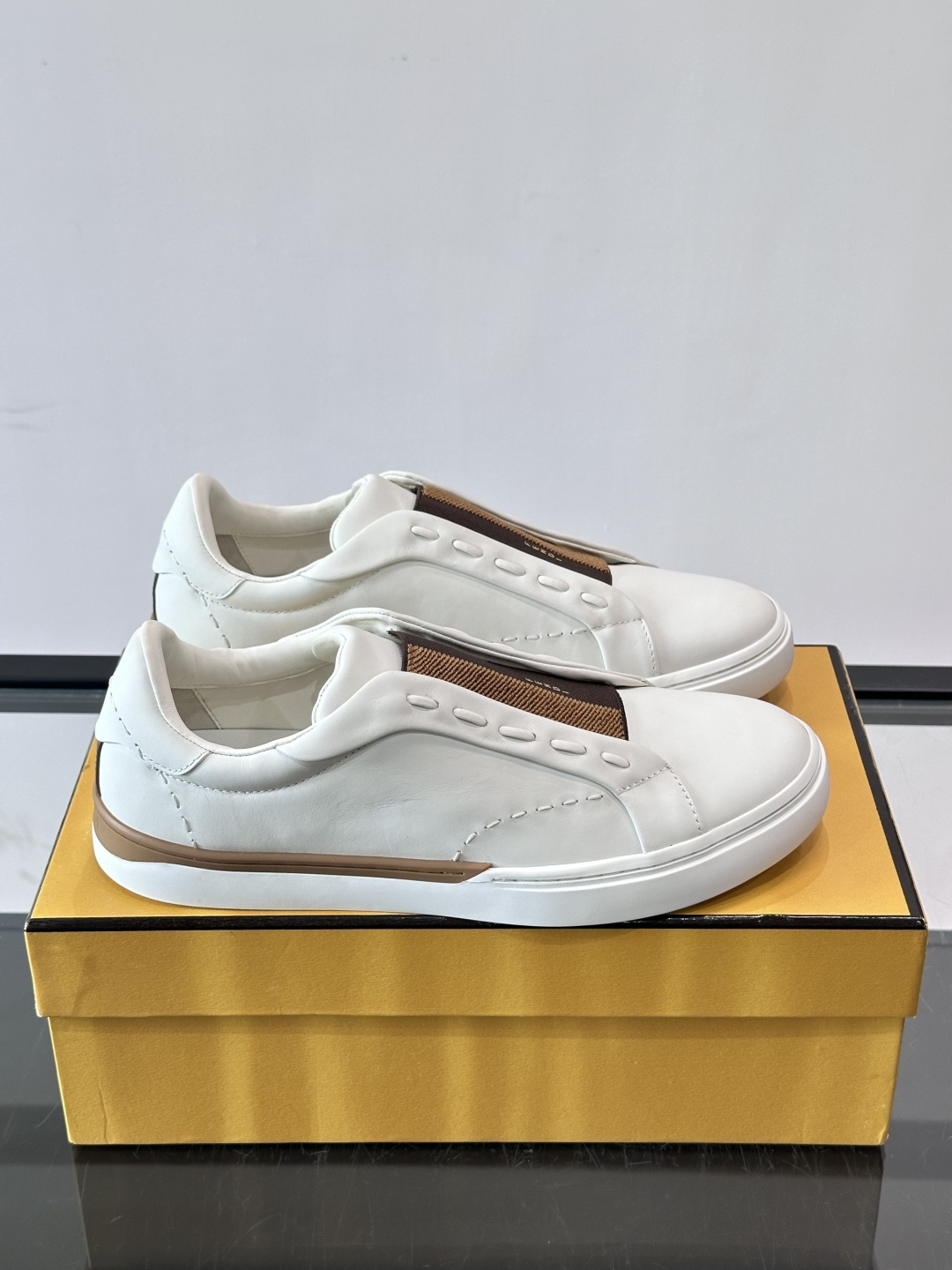 FENDI 休闲😎运动鞋 👟,简约低调,鞋面柔软麂皮+深棕织物拼接,质感满分!橡胶鞋底,舒适又耐磨,日常穿搭超百搭✨ FENDI 休闲😎运动鞋 👟,简约低调,鞋面柔软麂皮+深棕织物拼接,质感满分!橡胶鞋底,舒适又耐磨,日常穿搭超百搭✨