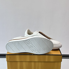 FENDI 休闲😎运动鞋 👟,简约低调,鞋面柔软麂皮+深棕织物拼接,质感满分!橡胶鞋底,舒适又耐磨,日常穿搭超百搭✨ FENDI 休闲😎运动鞋 👟,简约低调,鞋面柔软麂皮+深棕织物拼接,质感满分!橡胶鞋底,舒适又耐磨,日常穿搭超百搭✨