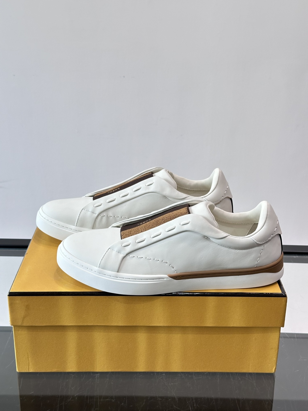 FENDI 休闲😎运动鞋 👟,简约低调,鞋面柔软麂皮+深棕织物拼接,质感满分!橡胶鞋底,舒适又耐磨,日常穿搭超百搭✨ FENDI 休闲😎运动鞋 👟,简约低调,鞋面柔软麂皮+深棕织物拼接,质感满分!橡胶鞋底,舒适又耐磨,日常穿搭超百搭✨