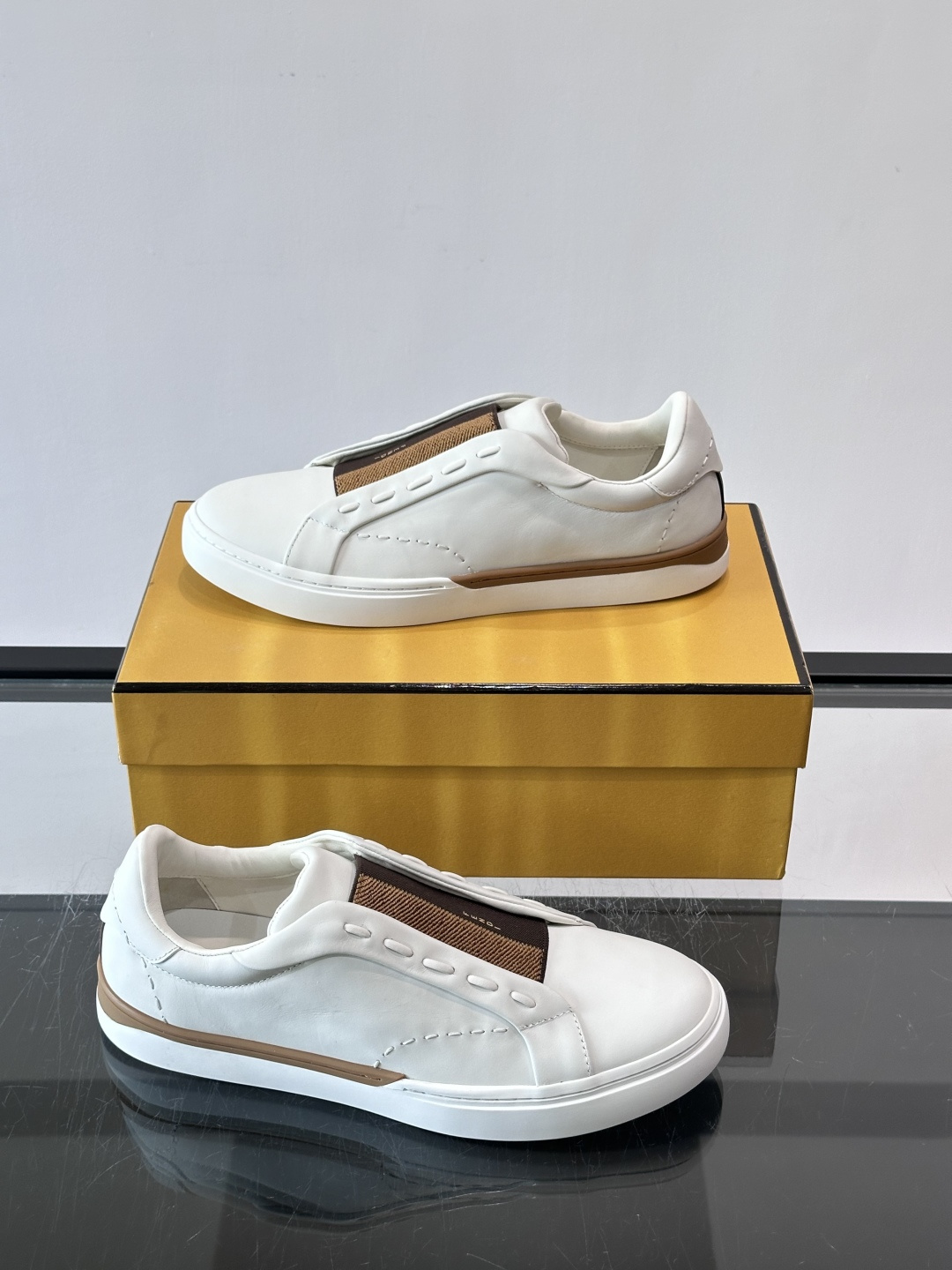FENDI 休闲😎运动鞋 👟,简约低调,鞋面柔软麂皮+深棕织物拼接,质感满分!橡胶鞋底,舒适又耐磨,日常穿搭超百搭✨ FENDI 休闲😎运动鞋 👟,简约低调,鞋面柔软麂皮+深棕织物拼接,质感满分!橡胶鞋底,舒适又耐磨,日常穿搭超百搭✨