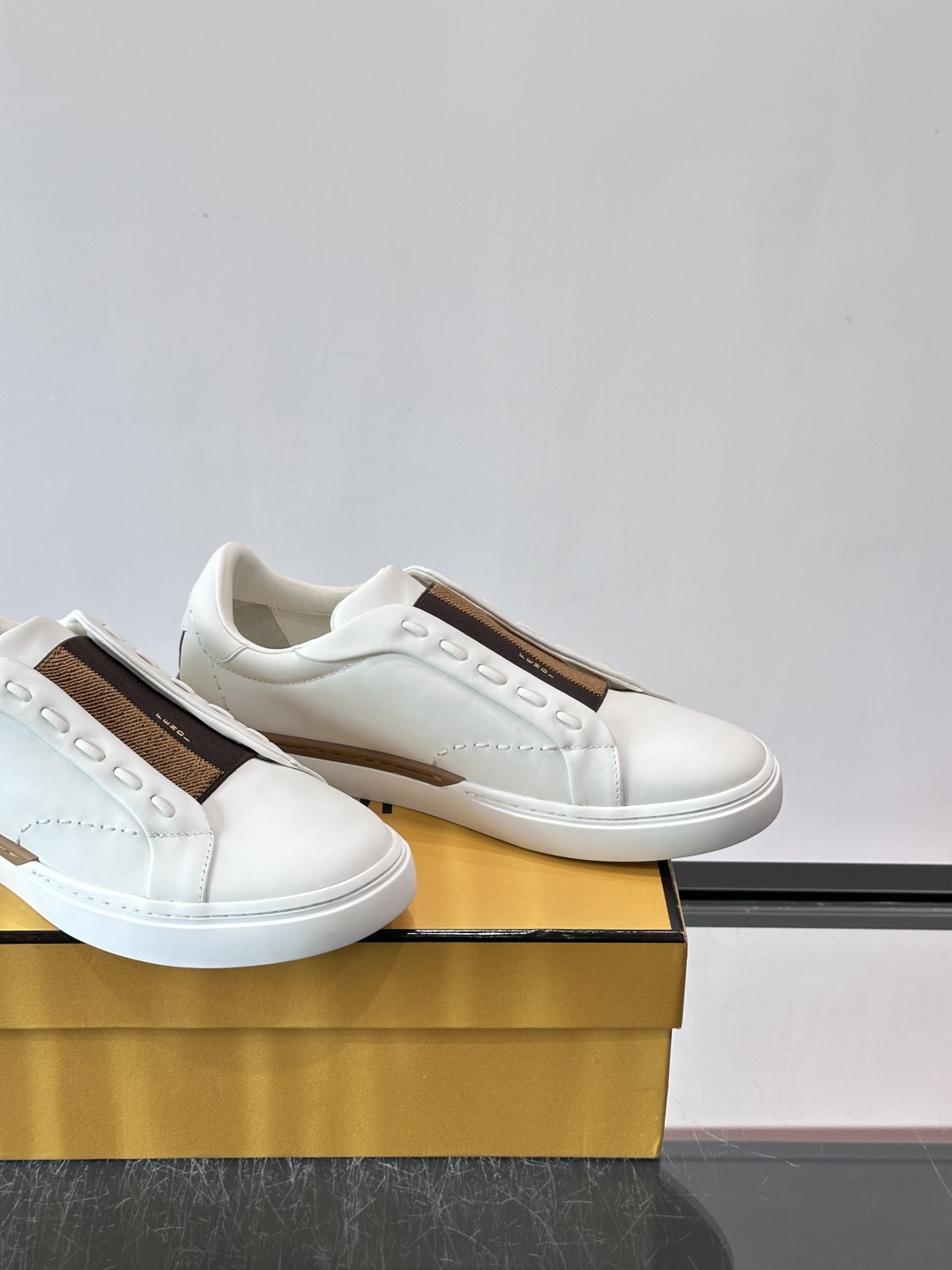 FENDI 休闲😎运动鞋 👟,简约低调,鞋面柔软麂皮+深棕织物拼接,质感满分!橡胶鞋底,舒适又耐磨,日常穿搭超百搭✨ FENDI 休闲😎运动鞋 👟,简约低调,鞋面柔软麂皮+深棕织物拼接,质感满分!橡胶鞋底,舒适又耐磨,日常穿搭超百搭✨