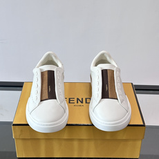 FENDI 休闲😎运动鞋 👟,简约低调,鞋面柔软麂皮+深棕织物拼接,质感满分!橡胶鞋底,舒适又耐磨,日常穿搭超百搭✨ FENDI 休闲😎运动鞋 👟,简约低调,鞋面柔软麂皮+深棕织物拼接,质感满分!橡胶鞋底,舒适又耐磨,日常穿搭超百搭✨