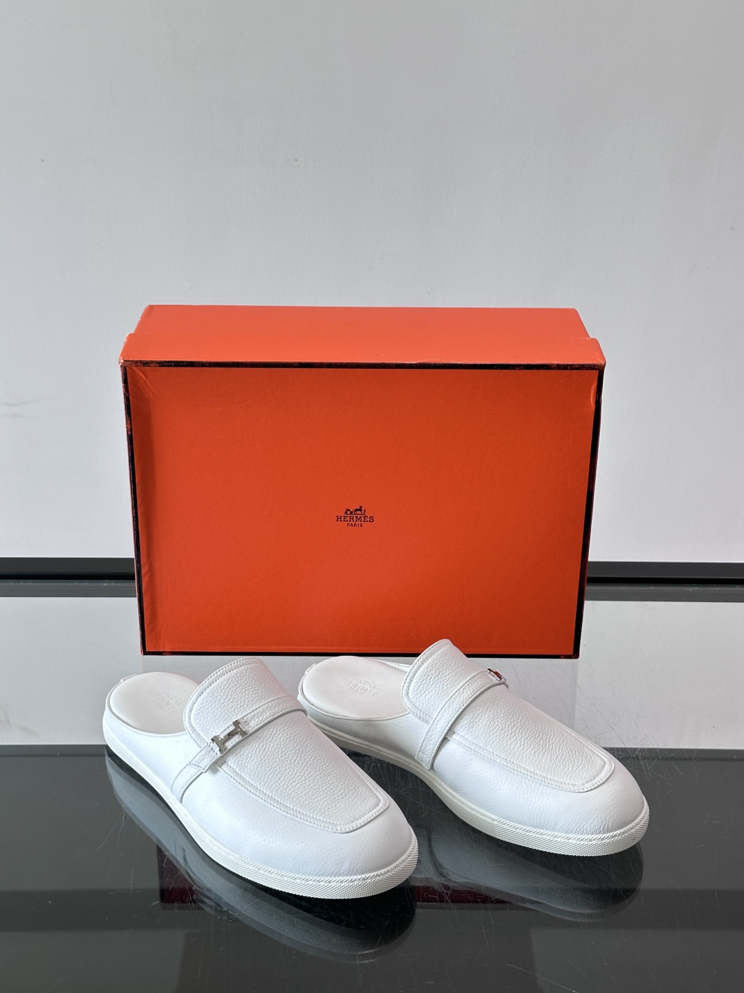 H爱马仕H扣半拖👞,采用头层小牛皮,搭配标志性H金属扣,简约又高级。TPU鞋底,穿着舒适,适合日常或商务休闲场合。一脚蹬 H爱马仕H扣半拖👞,采用头层小牛皮,搭配标志性H金属扣,简约又高级。TPU鞋底,穿着舒适,适合日常或商务休闲场合。一脚蹬