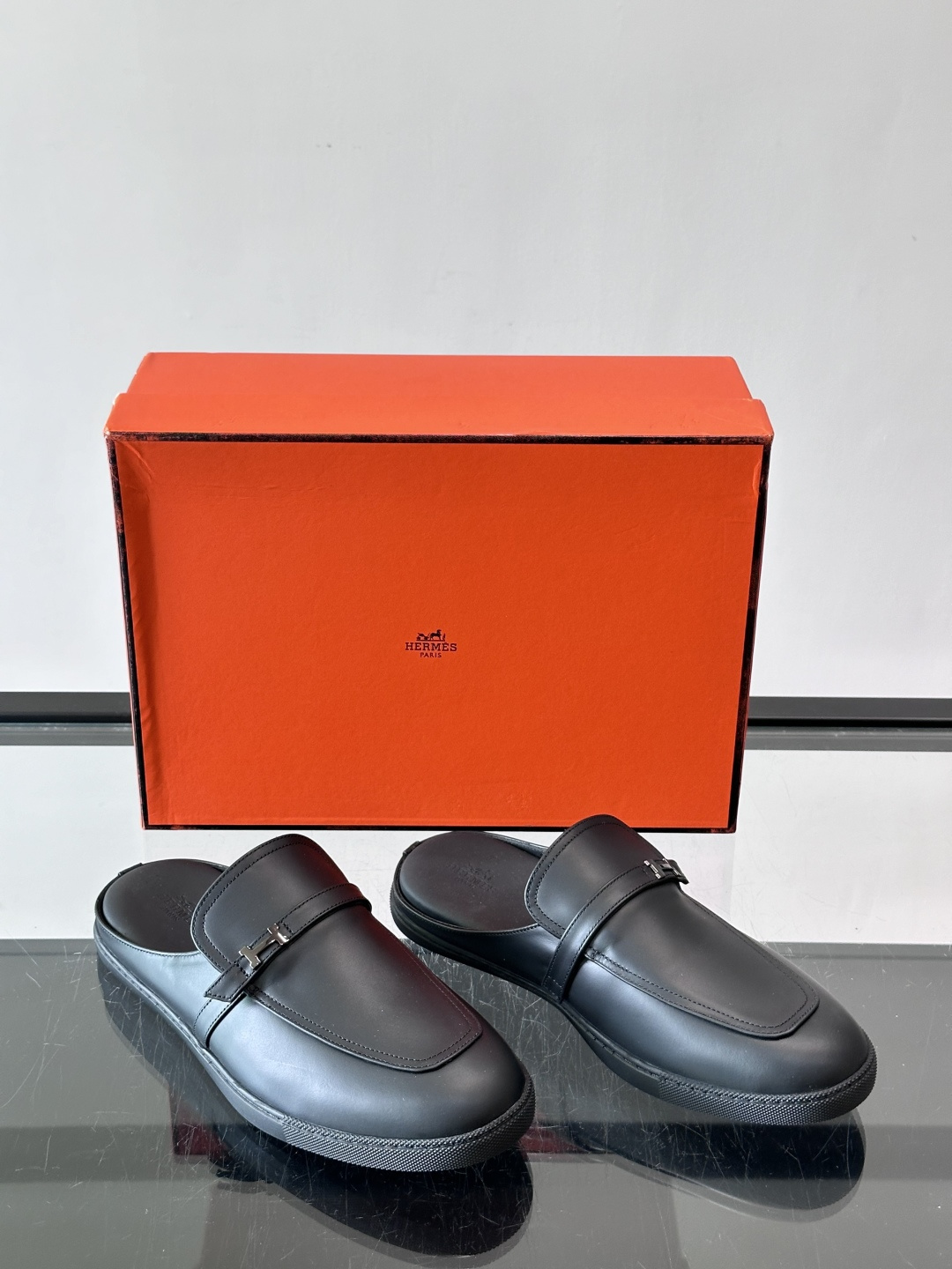 H爱马仕H扣半拖👞,采用头层小牛皮,搭配标志性H金属扣,简约又高级。TPU鞋底,穿着舒适,适合日常或商务休闲场合。一脚蹬 H爱马仕H扣半拖👞,采用头层小牛皮,搭配标志性H金属扣,简约又高级。TPU鞋底,穿着舒适,适合日常或商务休闲场合。一脚蹬