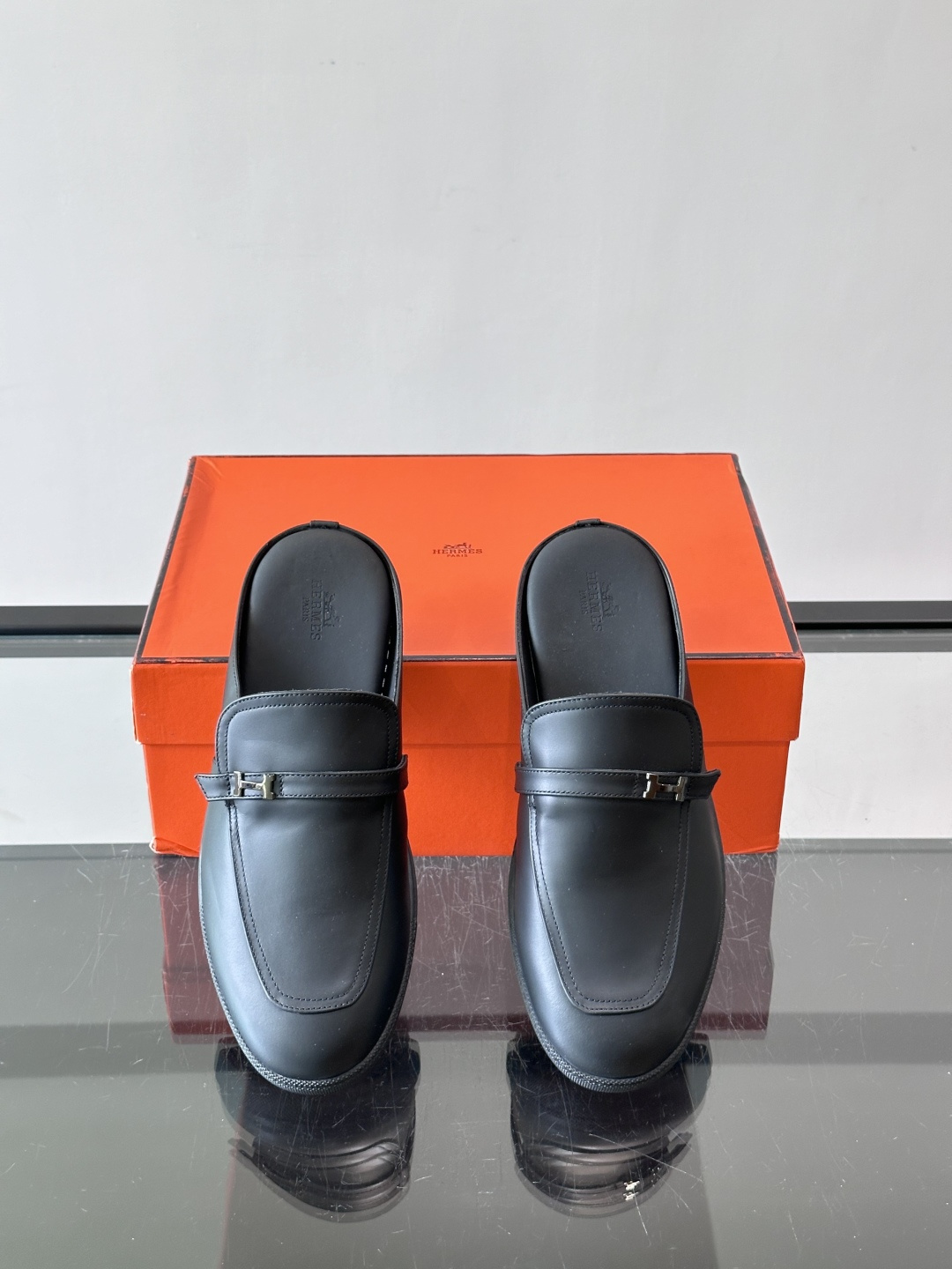 H爱马仕H扣半拖👞,采用头层小牛皮,搭配标志性H金属扣,简约又高级。TPU鞋底,穿着舒适,适合日常或商务休闲场合。一脚蹬 H爱马仕H扣半拖👞,采用头层小牛皮,搭配标志性H金属扣,简约又高级。TPU鞋底,穿着舒适,适合日常或商务休闲场合。一脚蹬