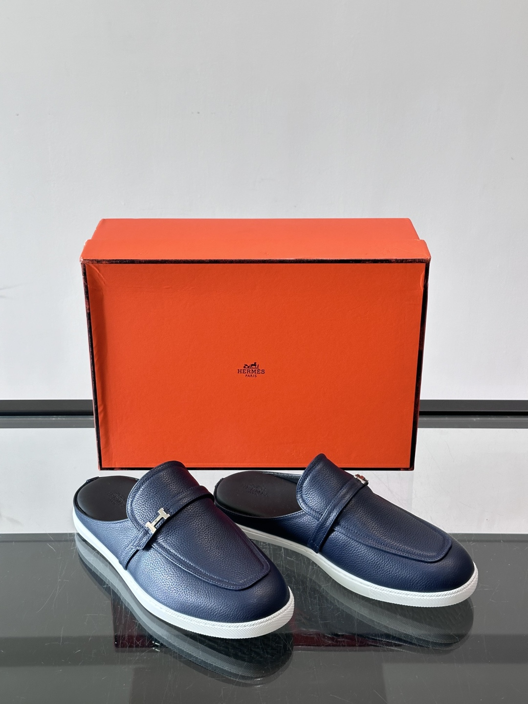 H爱马仕H扣半拖👞,采用头层小牛皮,搭配标志性H金属扣,简约又高级。TPU鞋底,穿着舒适,适合日常或商务休闲场合。一脚蹬 H爱马仕H扣半拖👞,采用头层小牛皮,搭配标志性H金属扣,简约又高级。TPU鞋底,穿着舒适,适合日常或商务休闲场合。一脚蹬