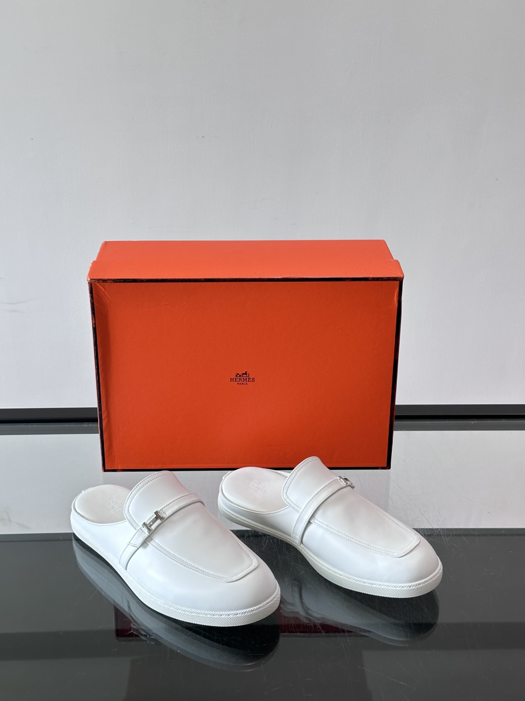 H爱马仕H扣半拖👞,采用头层小牛皮,搭配标志性H金属扣,简约又高级。TPU鞋底,穿着舒适,适合日常或商务休闲场合。一脚蹬 H爱马仕H扣半拖👞,采用头层小牛皮,搭配标志性H金属扣,简约又高级。TPU鞋底,穿着舒适,适合日常或商务休闲场合。一脚蹬