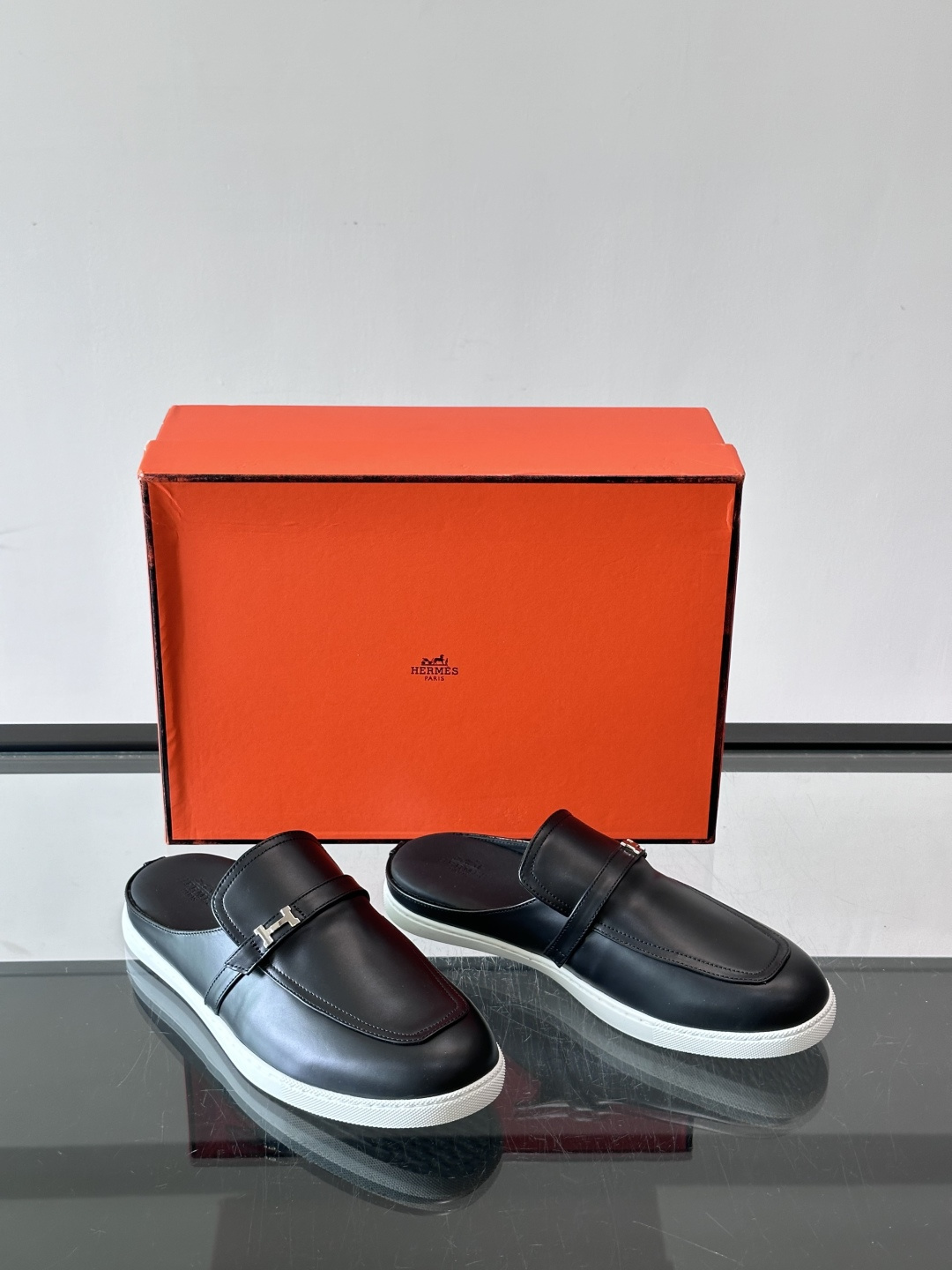 H爱马仕H扣半拖👞,采用头层小牛皮,搭配标志性H金属扣,简约又高级。TPU鞋底,穿着舒适,适合日常或商务休闲场合。一脚蹬 H爱马仕H扣半拖👞,采用头层小牛皮,搭配标志性H金属扣,简约又高级。TPU鞋底,穿着舒适,适合日常或商务休闲场合。一脚蹬