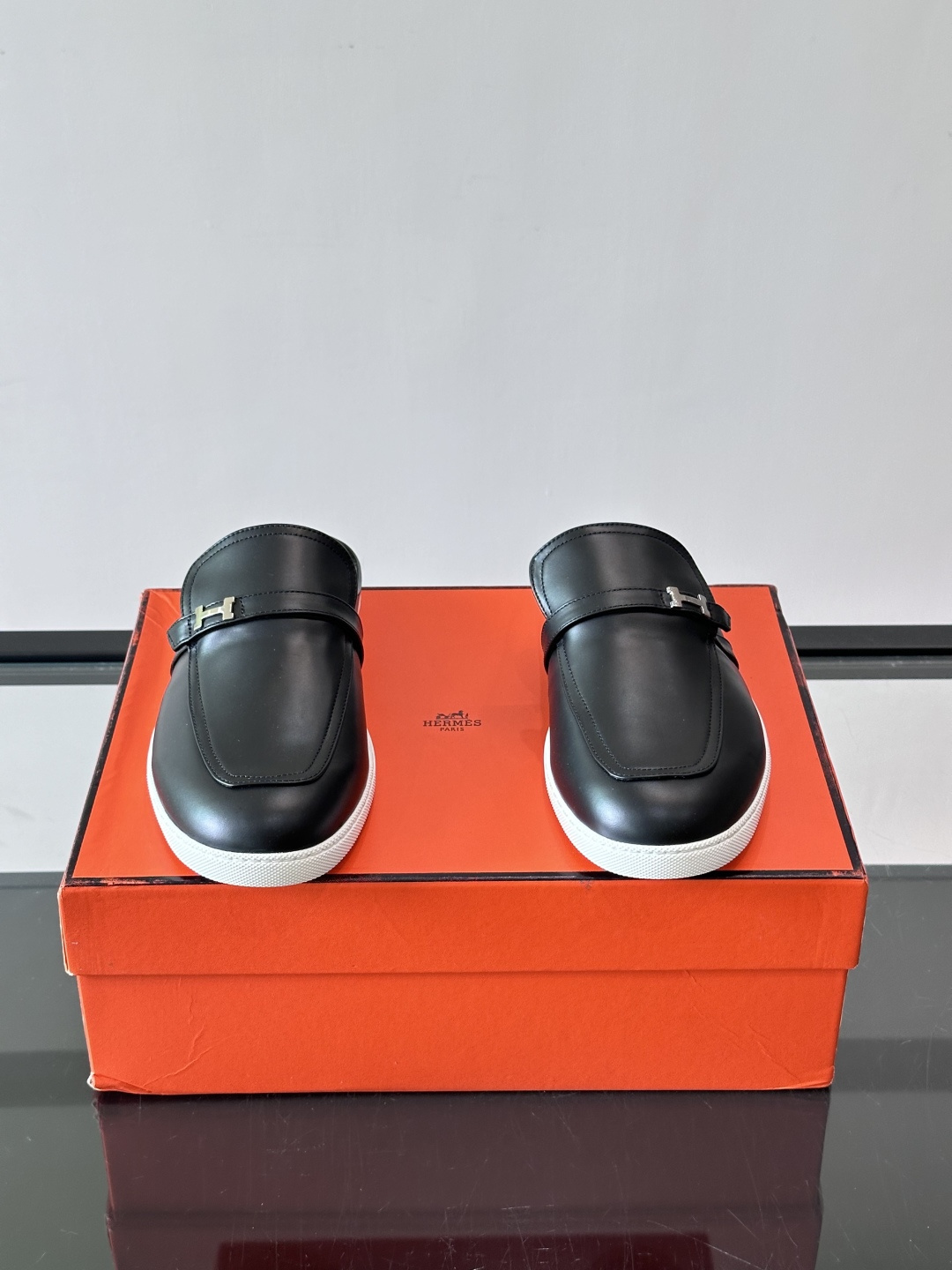 H爱马仕H扣半拖👞,采用头层小牛皮,搭配标志性H金属扣,简约又高级。TPU鞋底,穿着舒适,适合日常或商务休闲场合。一脚蹬 H爱马仕H扣半拖👞,采用头层小牛皮,搭配标志性H金属扣,简约又高级。TPU鞋底,穿着舒适,适合日常或商务休闲场合。一脚蹬