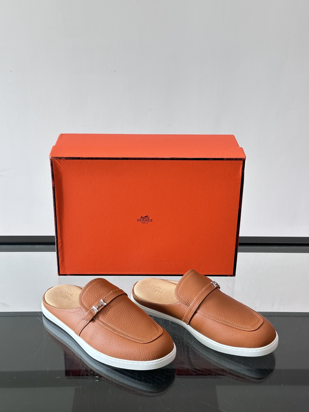 H爱马仕H扣半拖👞,采用头层小牛皮,搭配标志性H金属扣,简约又高级。TPU鞋底,穿着舒适,适合日常或商务休闲场合。一脚蹬 H爱马仕H扣半拖👞,采用头层小牛皮,搭配标志性H金属扣,简约又高级。TPU鞋底,穿着舒适,适合日常或商务休闲场合。一脚蹬