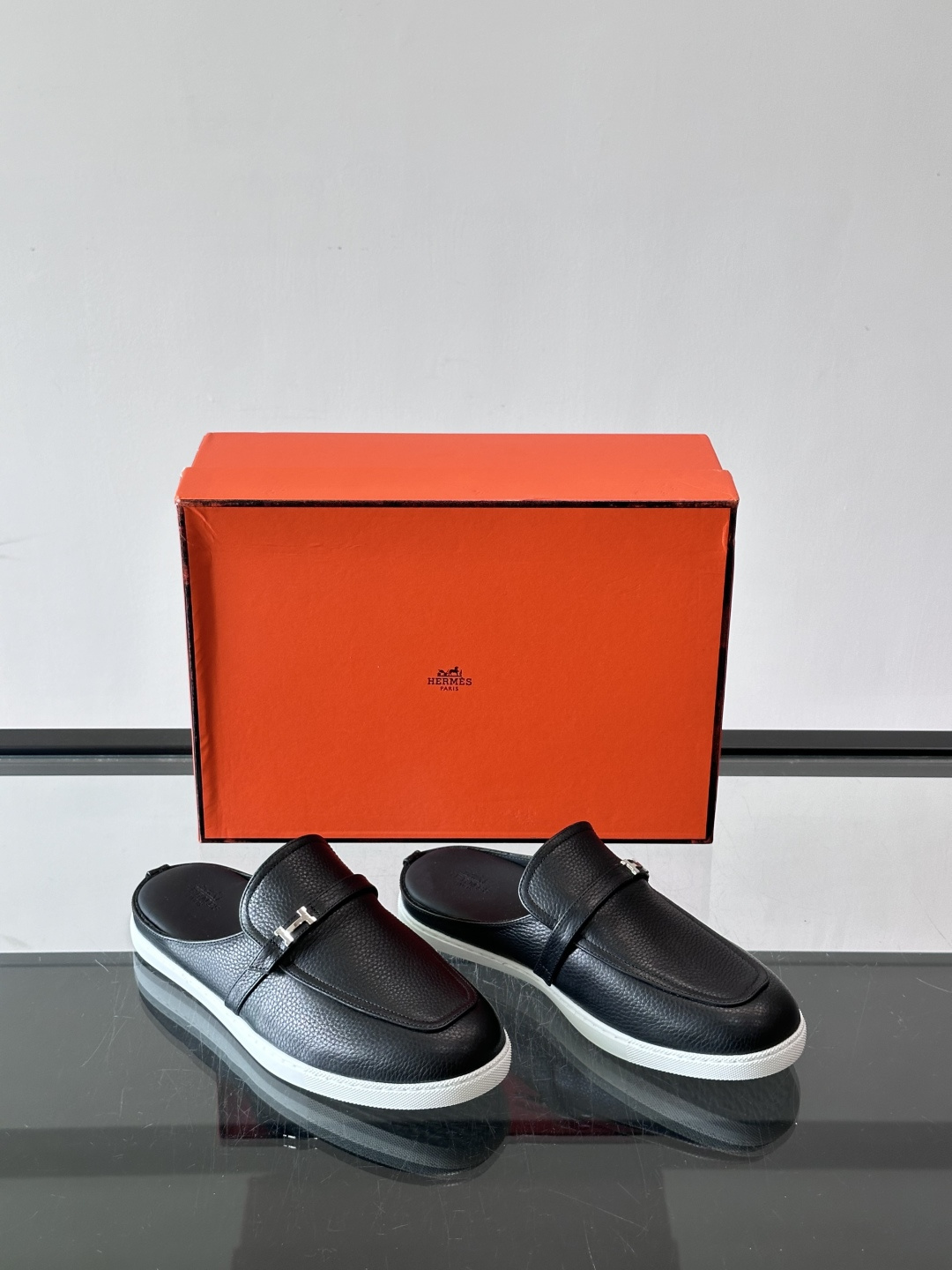 H爱马仕H扣半拖👞,采用头层小牛皮,搭配标志性H金属扣,简约又高级。TPU鞋底,穿着舒适,适合日常或商务休闲场合。一脚蹬 H爱马仕H扣半拖👞,采用头层小牛皮,搭配标志性H金属扣,简约又高级。TPU鞋底,穿着舒适,适合日常或商务休闲场合。一脚蹬