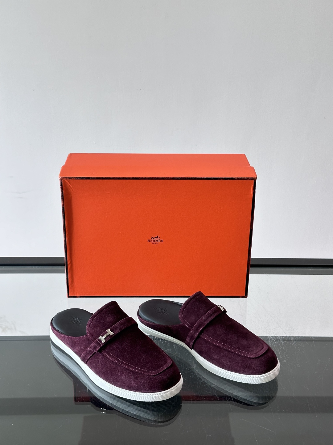 H爱马仕H扣半拖👞,采用麂皮,搭配标志性H金属扣,简约又高级。TPU鞋底,穿着舒适,适合日常或商务休闲场合。一脚蹬设计超 H爱马仕H扣半拖👞,采用麂皮,搭配标志性H金属扣,简约又高级。TPU鞋底,穿着舒适,适合日常或商务休闲场合。一脚蹬设计超