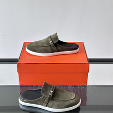 H爱马仕H扣半拖👞,采用麂皮,搭配标志性H金属扣,简约又高级。TPU鞋底,穿着舒适,适合日常或商务休闲场合。一脚蹬设计超 H爱马仕H扣半拖👞,采用麂皮,搭配标志性H金属扣,简约又高级。TPU鞋底,穿着舒适,适合日常或商务休闲场合。一脚蹬设计超