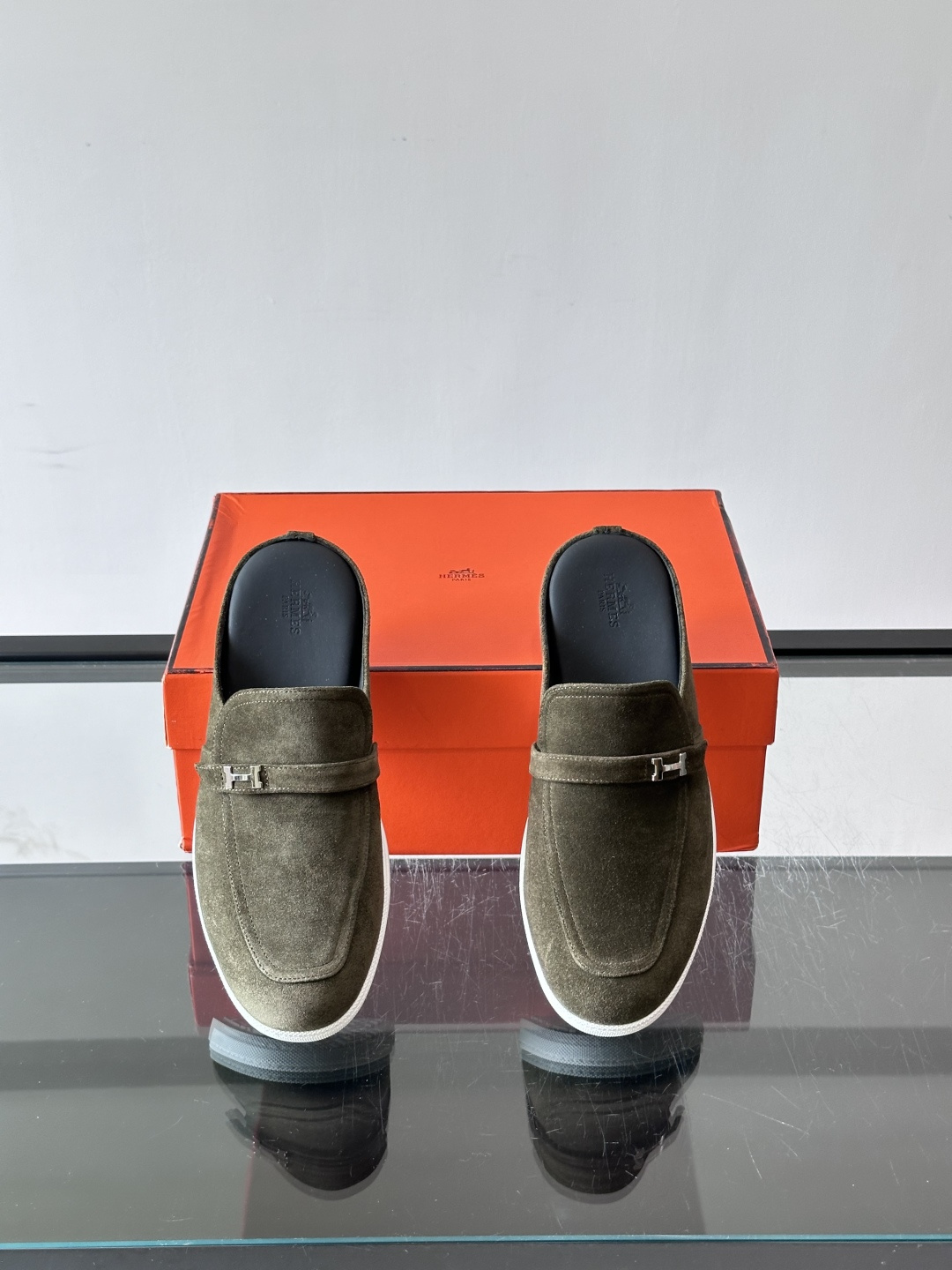 H爱马仕H扣半拖👞,采用麂皮,搭配标志性H金属扣,简约又高级。TPU鞋底,穿着舒适,适合日常或商务休闲场合。一脚蹬设计超 H爱马仕H扣半拖👞,采用麂皮,搭配标志性H金属扣,简约又高级。TPU鞋底,穿着舒适,适合日常或商务休闲场合。一脚蹬设计超